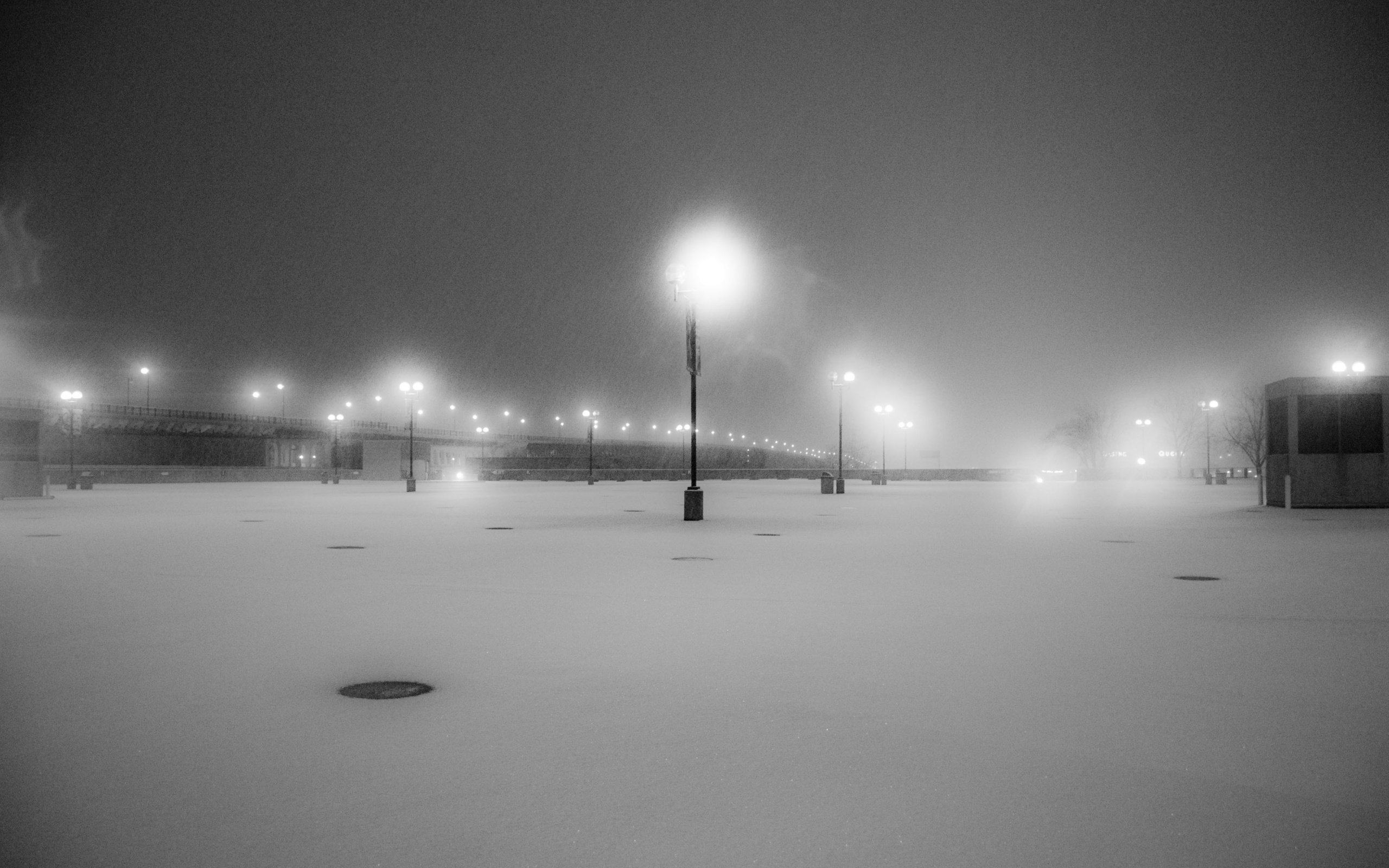 Обои фонари, снег, чб, lights, snow, bw разрешение 3872x2592 Загрузить