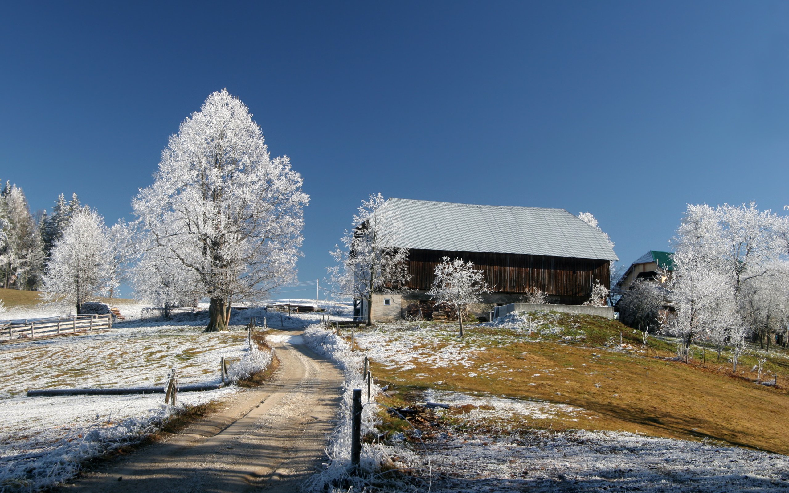 Обои небо, дорога, снег, зима, домики, красивые, голубое, snow lodge, the sky, road, snow, winter, houses, beautiful, blue разрешение 3504x2336 Загрузить