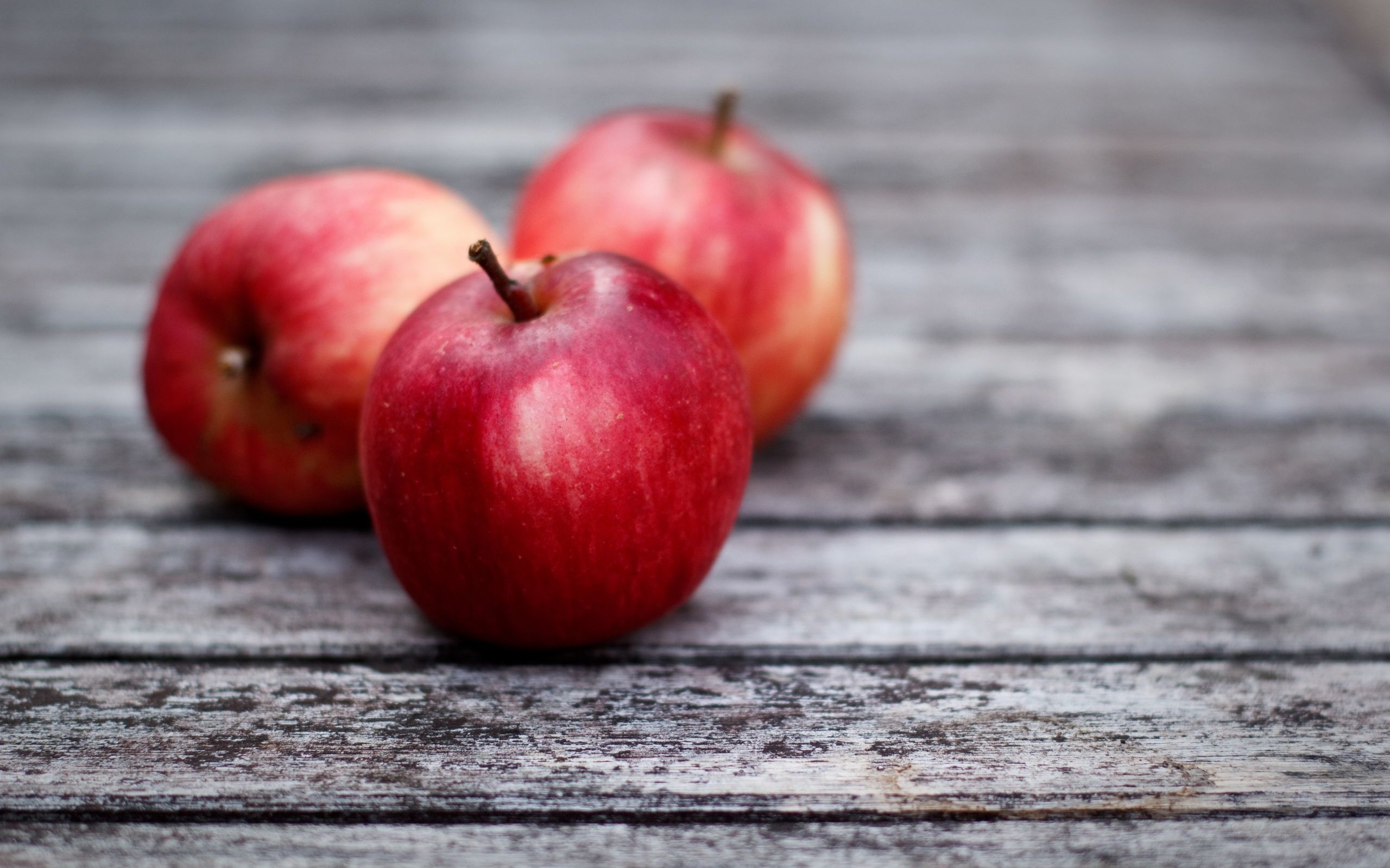 Обои яблоки, красные, доски, серые, apples, red, board, grey разрешение 2560x1706 Загрузить