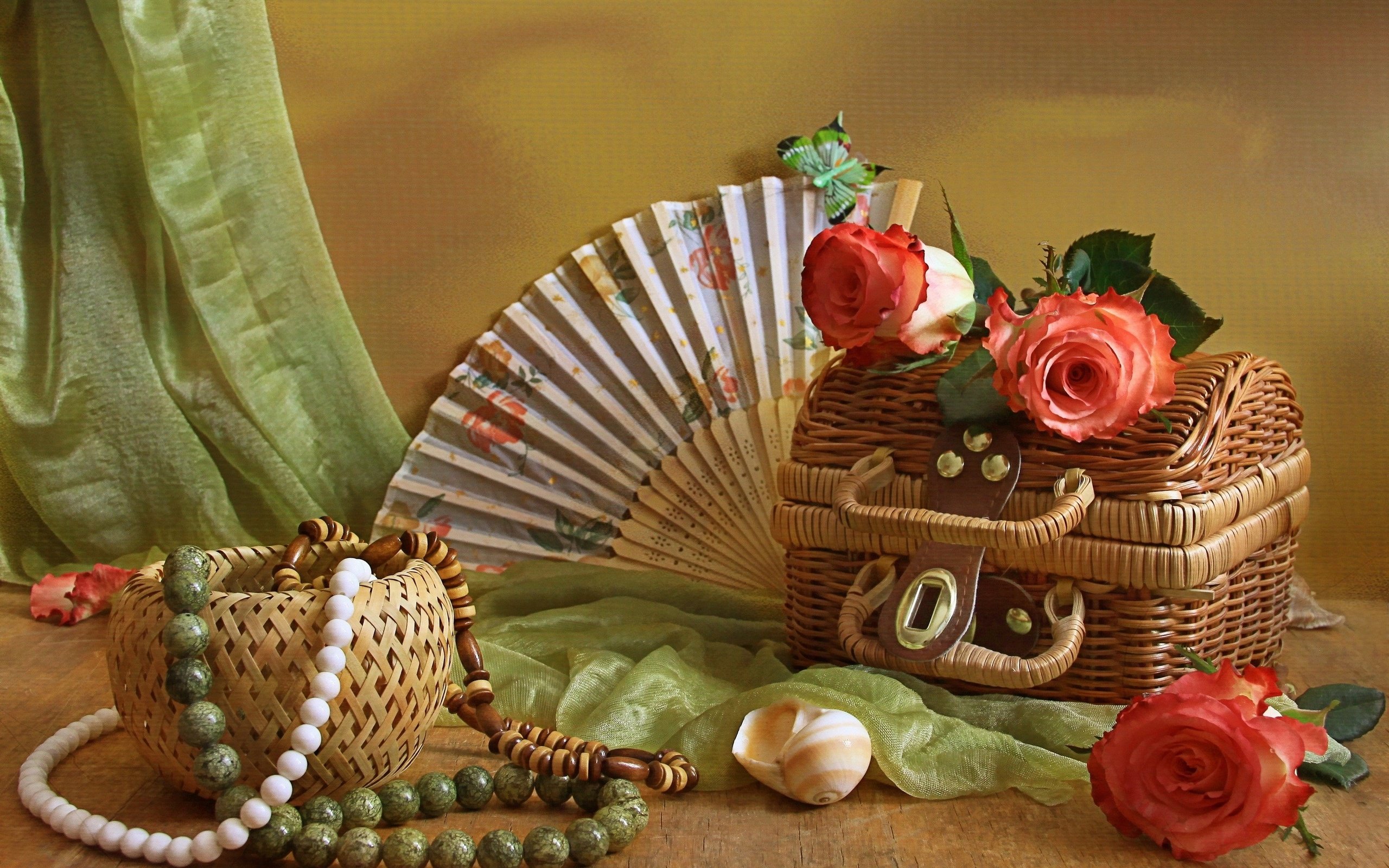 Обои розы, бусы, ракушка, веер, натюрморт, сундучок, roses, beads, shell, fan, still life, chest разрешение 3000x2176 Загрузить