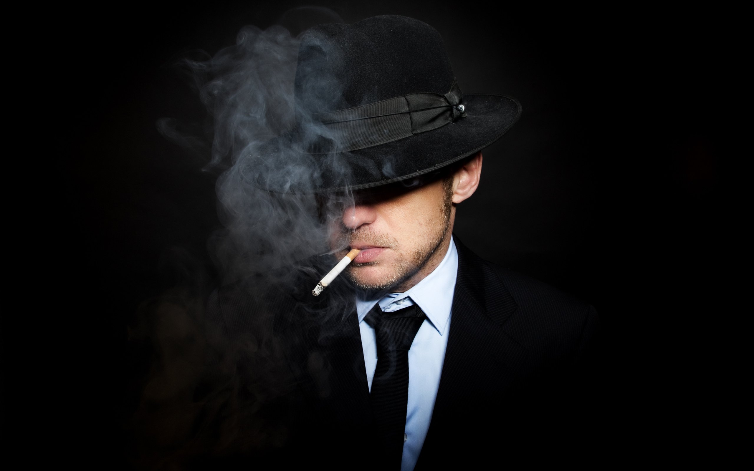 Обои черный фон, костюм, мужчина, сигарета, шляпа, галстук, black background, costume, male, cigarette, hat, tie разрешение 2880x1800 Загрузить