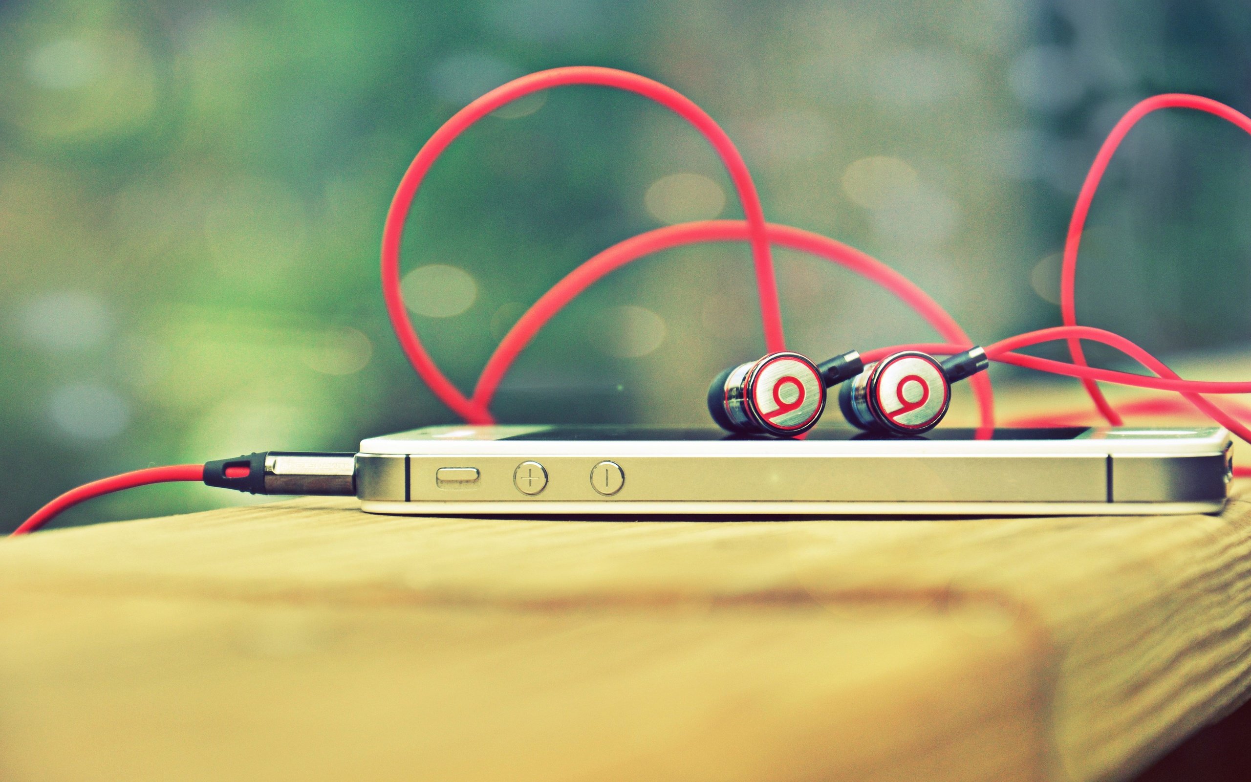 Обои наушники, iphone 4 apple, beats by dr dre, headphones, the apple iphone 4 разрешение 4288x2848 Загрузить