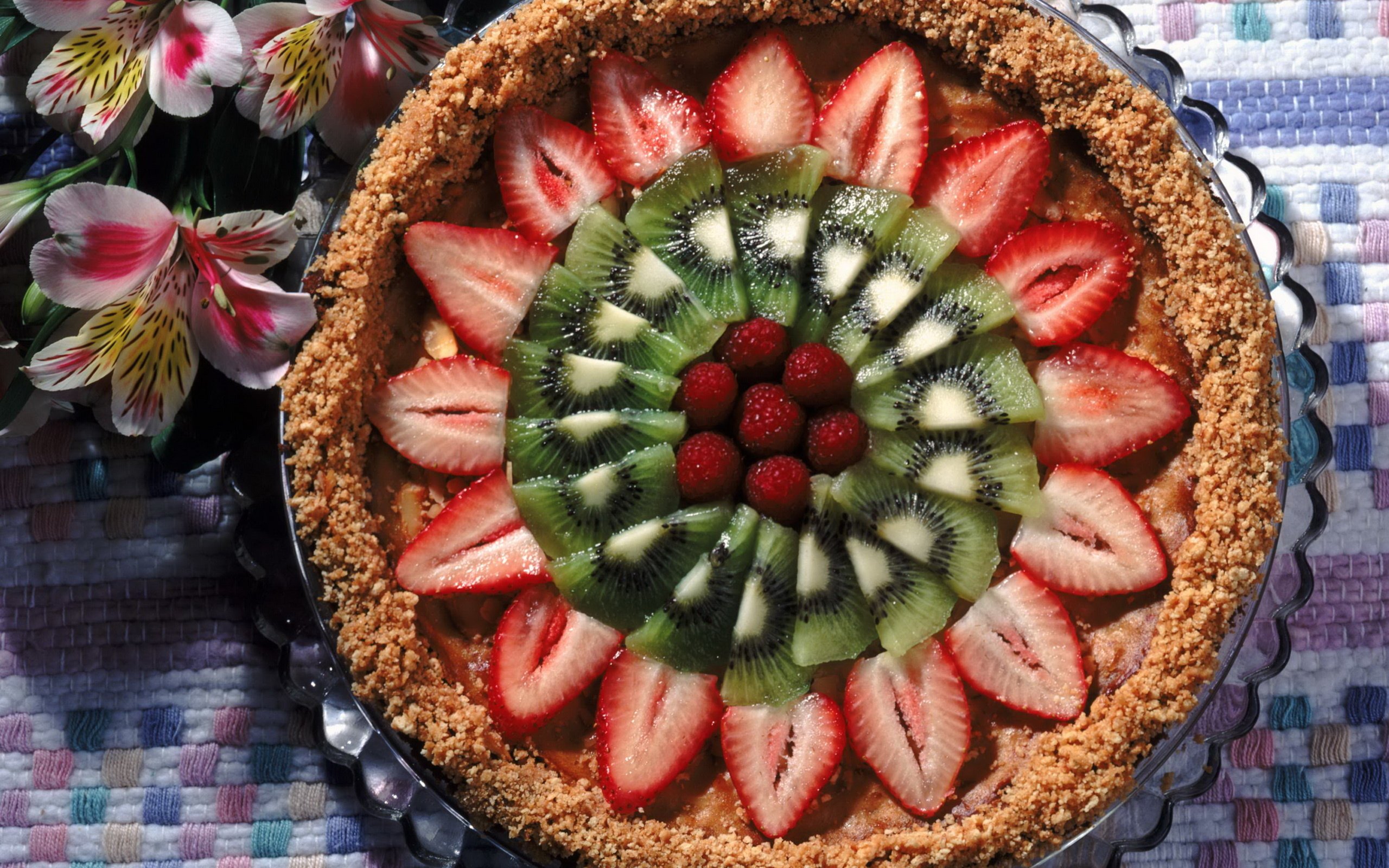 Обои малина, клубника, киви, выпечка, пирог, raspberry, strawberry, kiwi, cakes, pie разрешение 2560x1920 Загрузить