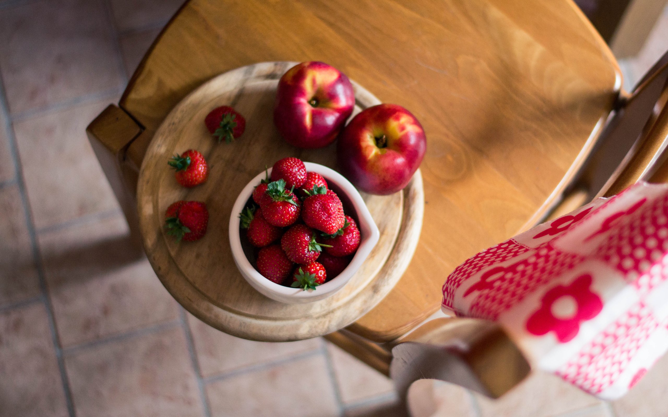 Обои вид сверху, фрукты, клубника, стул, ягоды, полотенце, нектарин, the view from the top, fruit, strawberry, chair, berries, towel, nectarine разрешение 4608x3072 Загрузить