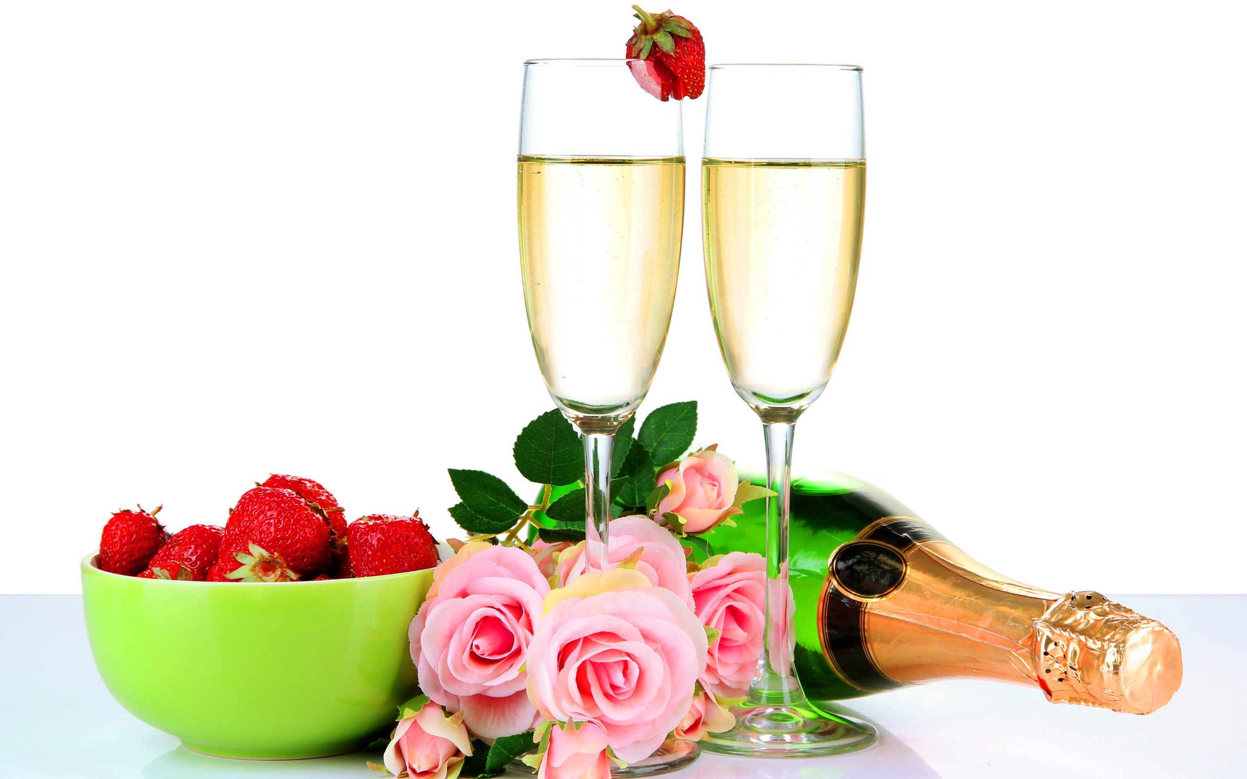 Обои розы, клубника, шампанское, фужеры, roses, strawberry, champagne, glasses разрешение 4619x3398 Загрузить