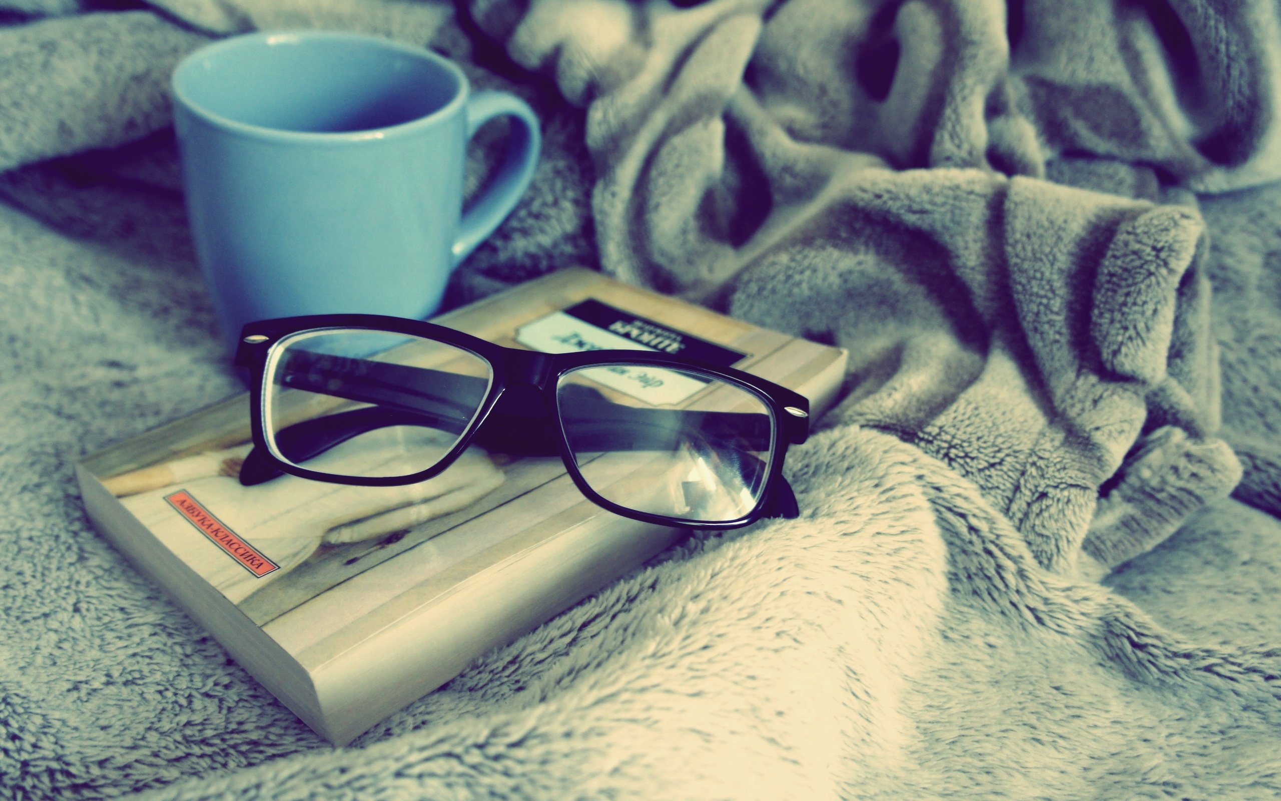 Обои очки, чашка, книга, голубая, уют, glasses, cup, book, blue, comfort разрешение 4592x2576 Загрузить