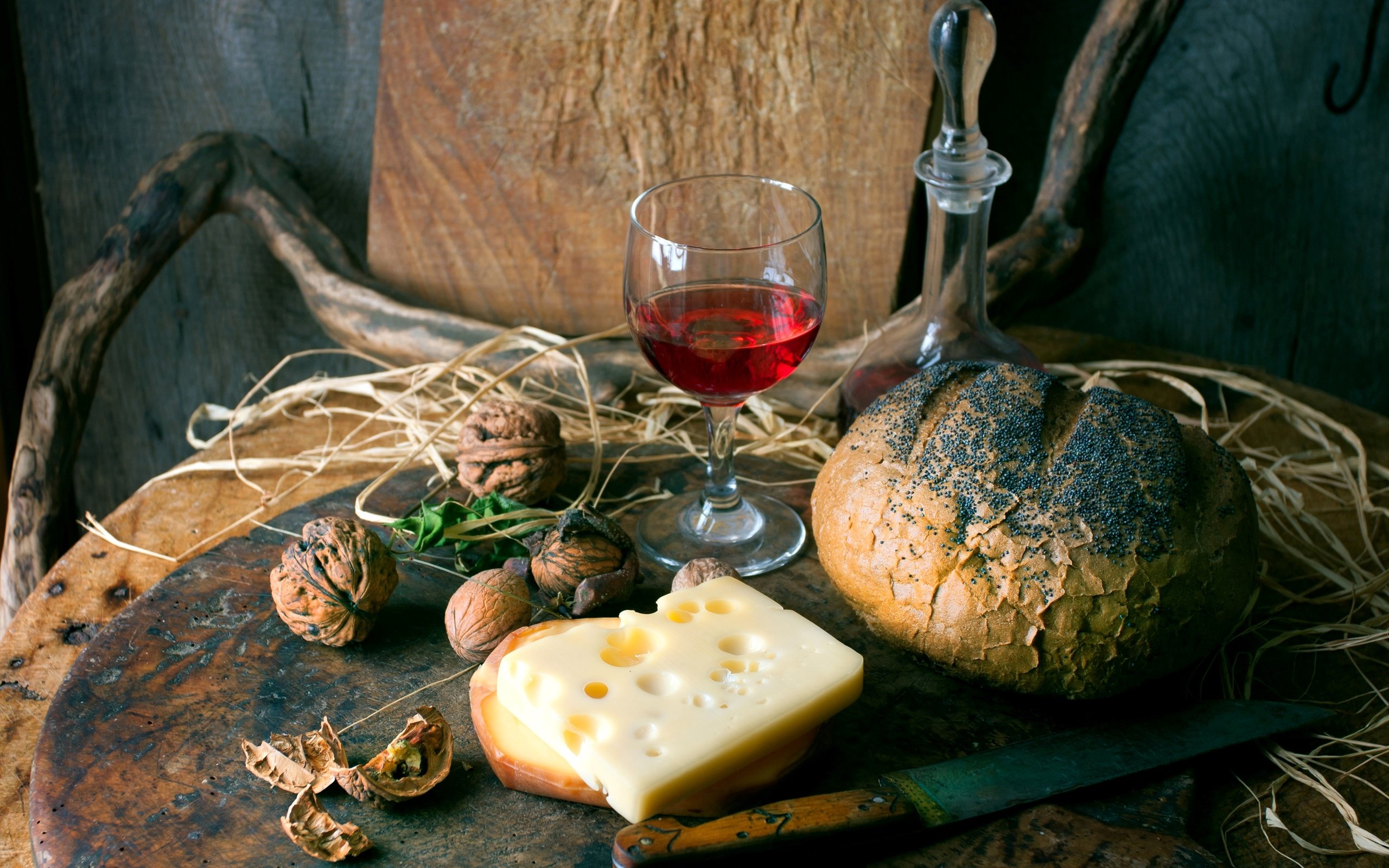 Обои орехи, графин, стол, бокал, сыр, хлеб, вино, нож, красное, nuts, decanter, table, glass, cheese, bread, wine, knife, red разрешение 3543x2489 Загрузить