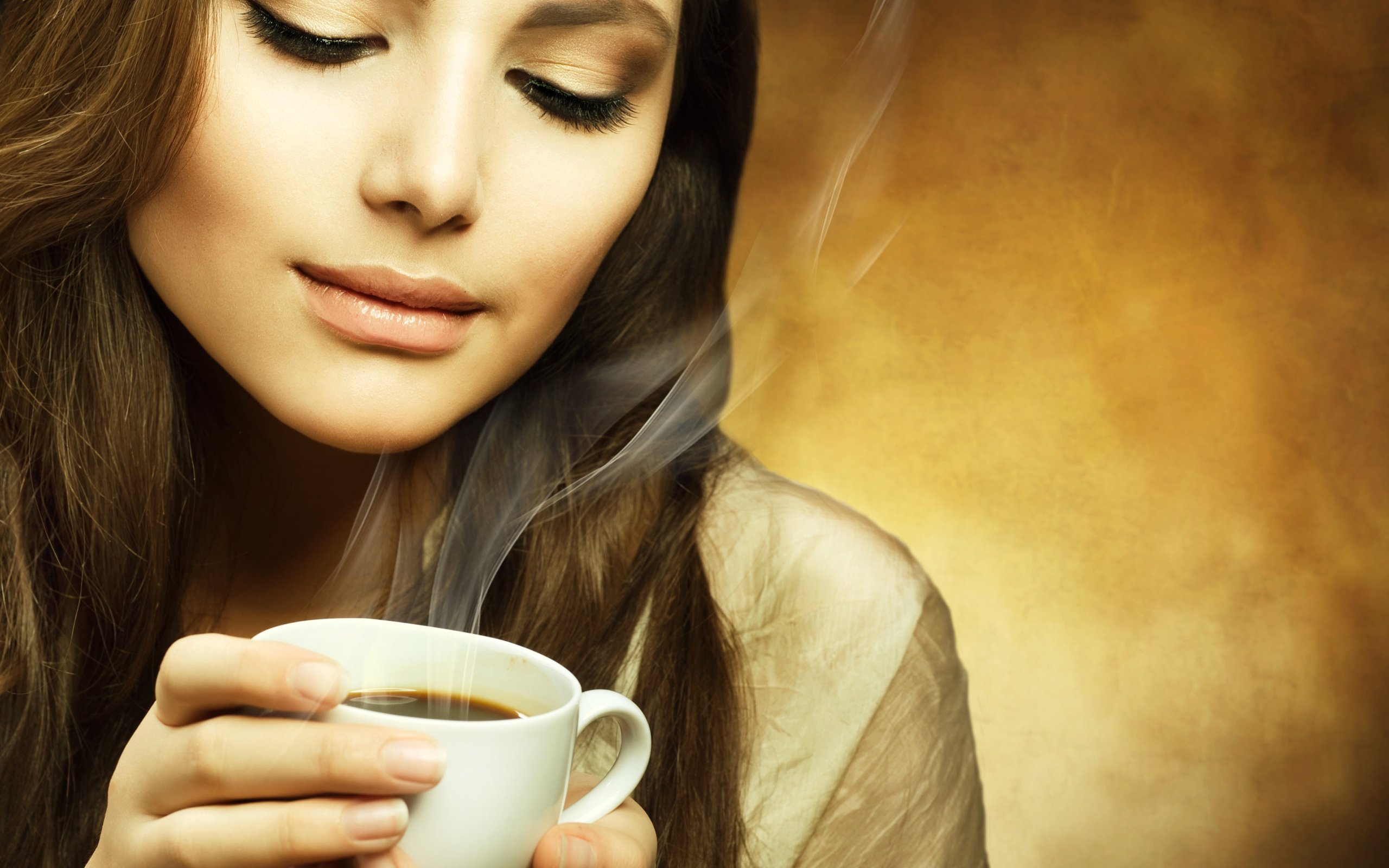 Обои девушка, настроение, кофе, модель, чашка, аромат, шатенка, girl, mood, coffee, model, cup, aroma, brown hair разрешение 2560x2339 Загрузить