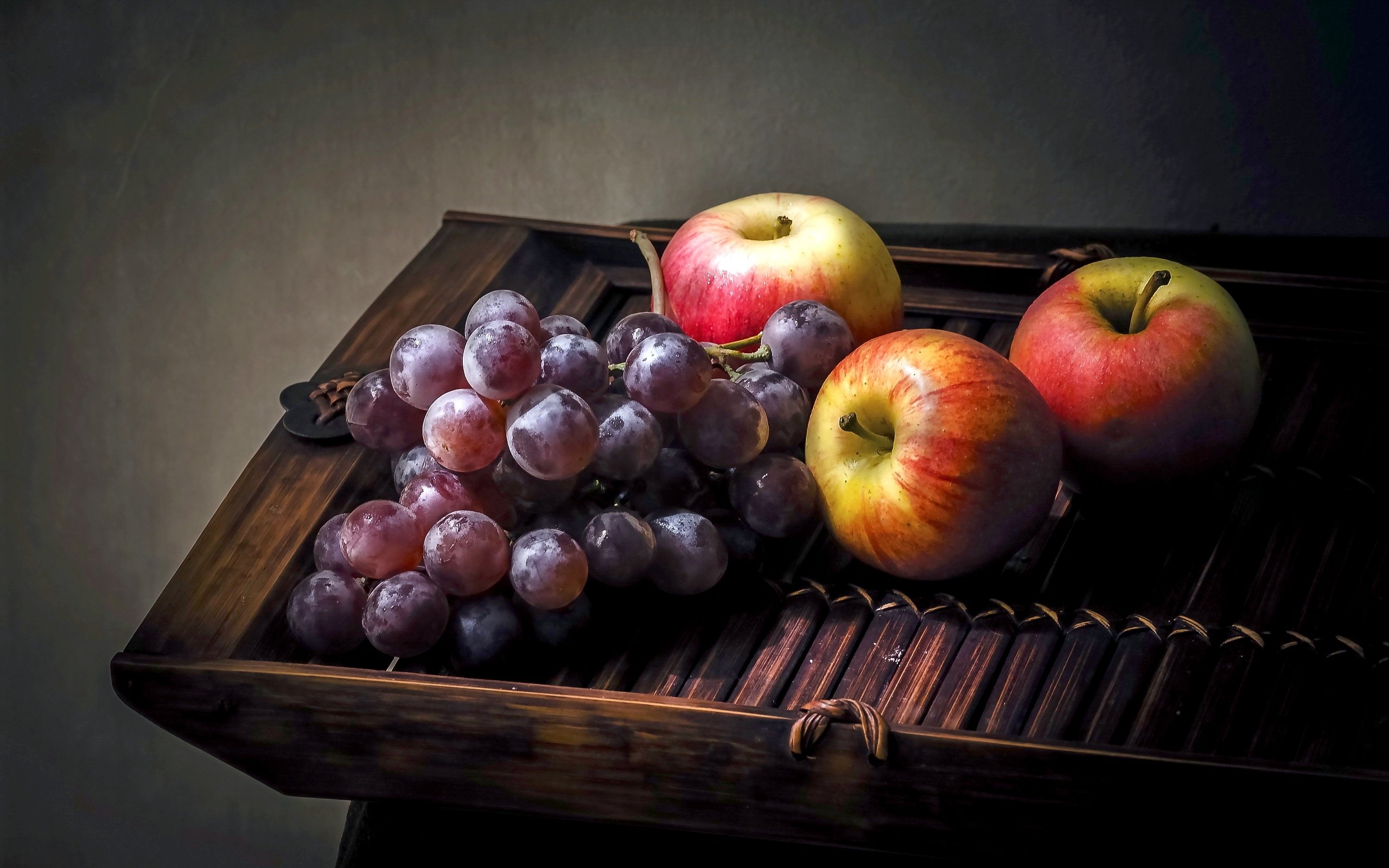 Обои виноград, фрукты, яблоки, натюрморт, grapes, fruit, apples, still life разрешение 2560x1696 Загрузить