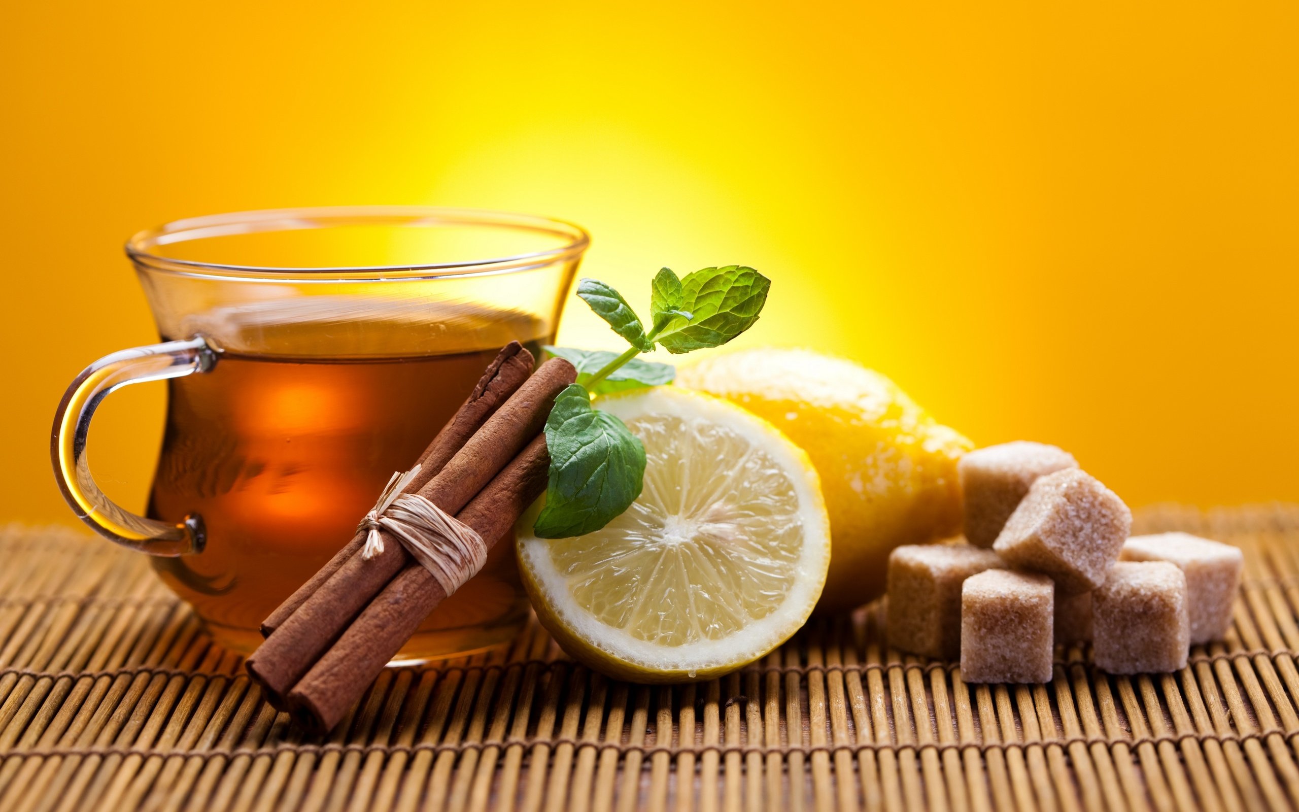 Обои корица, лимон, чашка, чай, сахар, палочки, циновка, cinnamon, lemon, cup, tea, sugar, sticks, mat разрешение 2880x1920 Загрузить