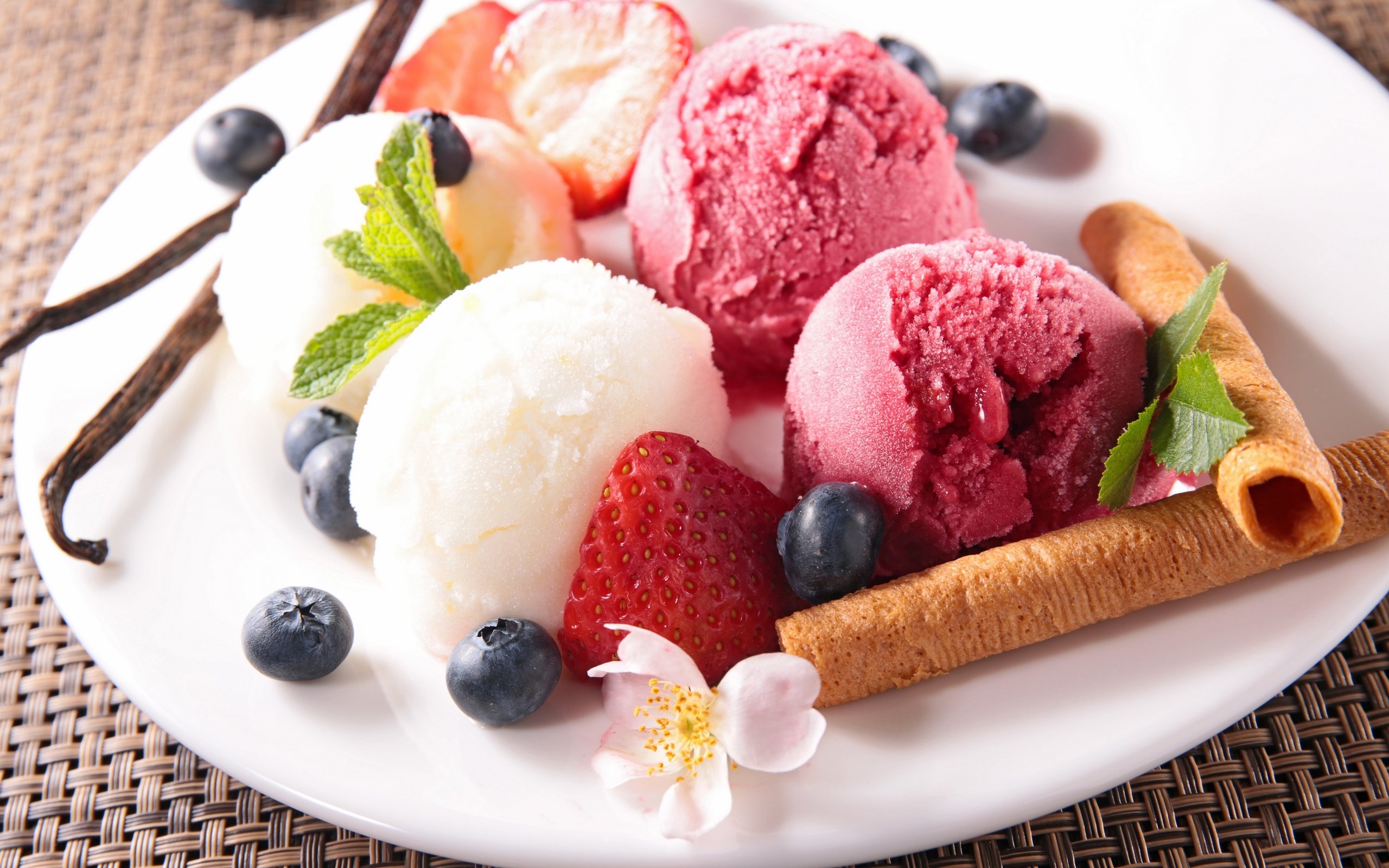 Обои мороженое, ягоды, сладкое, десерт, ice cream, berries, sweet, dessert разрешение 2880x1920 Загрузить