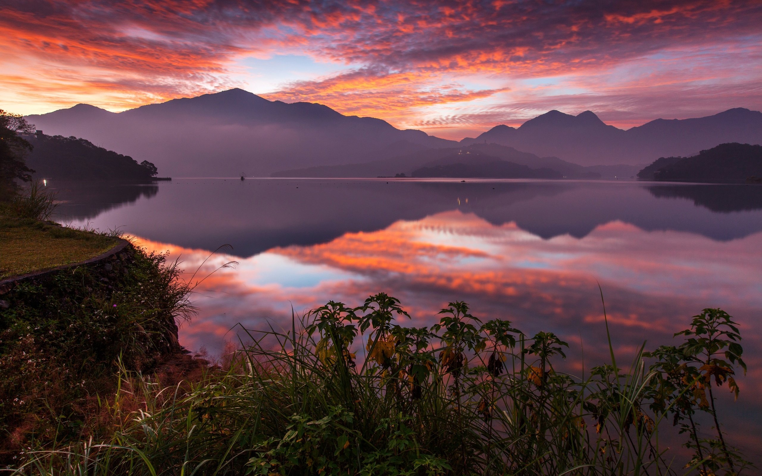 Обои озеро, горы, закат, отражение, тайвань, китай, озеро сан мун, ючи, lake, mountains, sunset, reflection, taiwan, china, the sun moon lake, yuchi разрешение 2880x1920 Загрузить