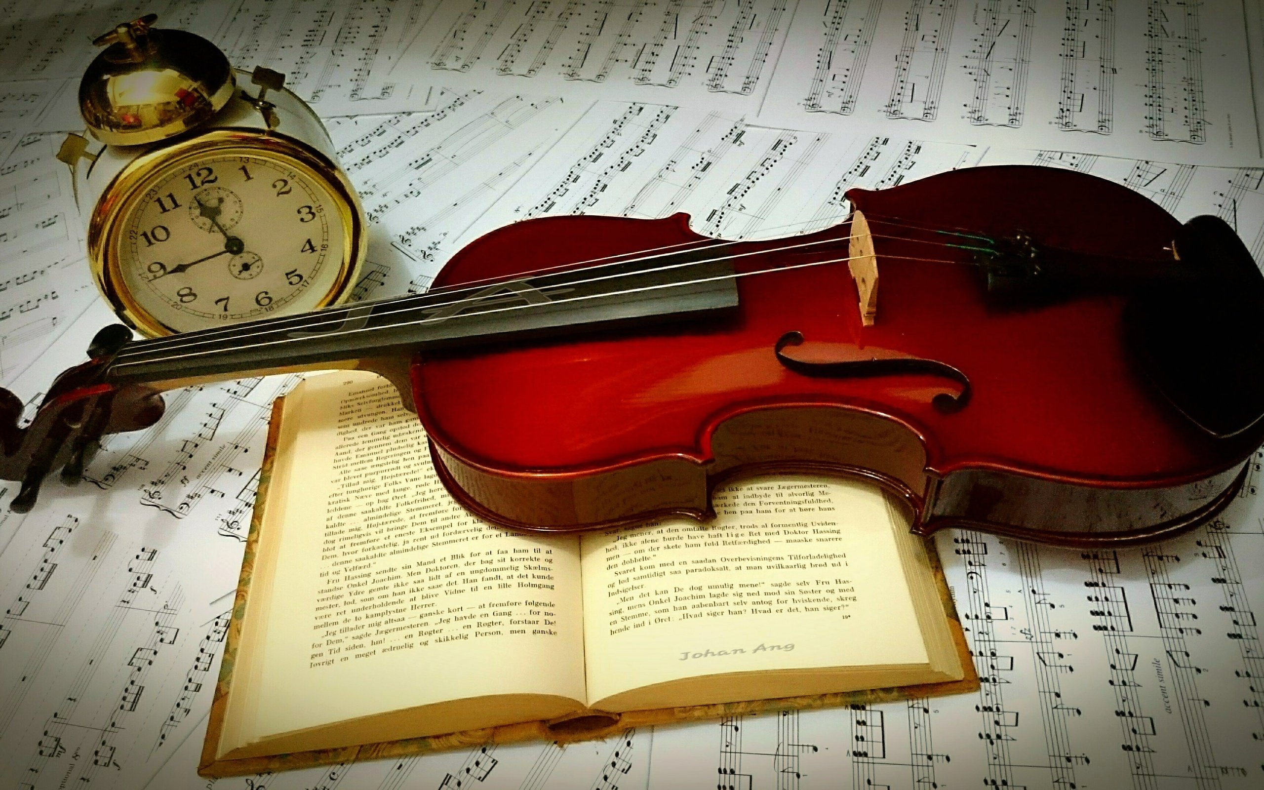 Обои скрипка, книга, будильник, violin, book, alarm clock разрешение 3840x2160 Загрузить