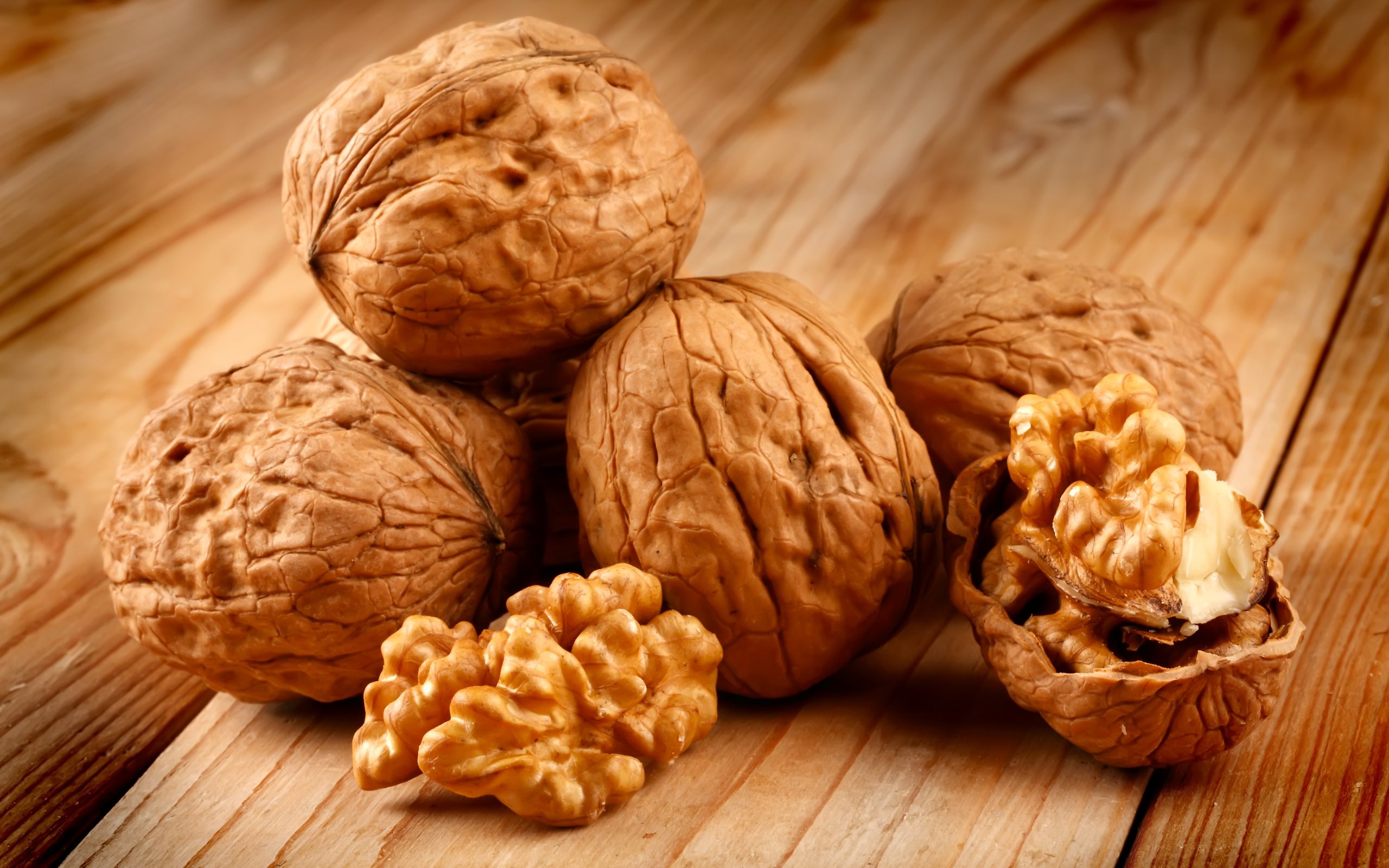 Обои орехи, ядро, скорлупа, грецкие, грецкие орехи, juglans regia, деревянная поверхность, nuts, -, shell, walnut, walnuts, wooden surface разрешение 3888x2592 Загрузить