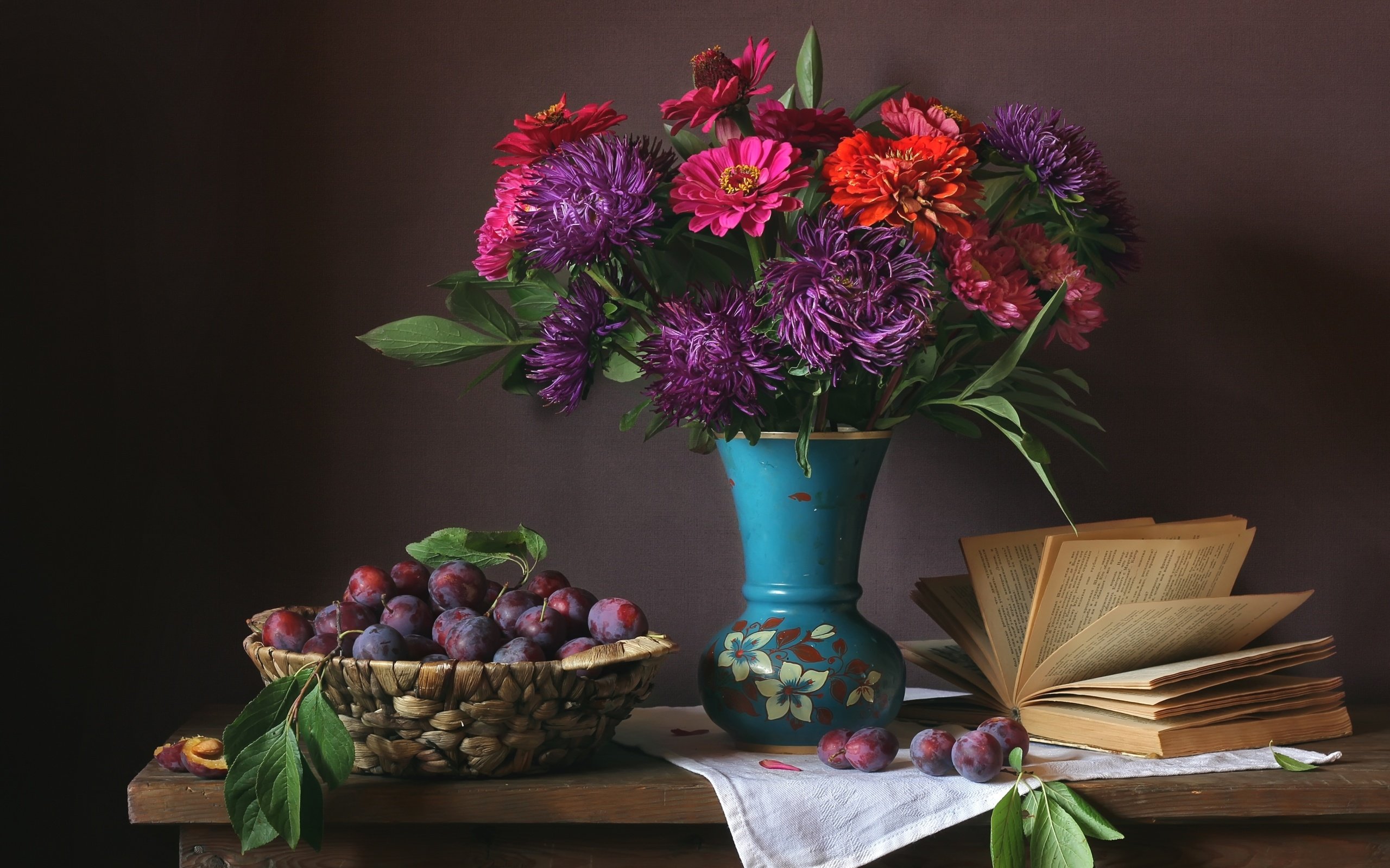 Обои букет, ваза, книга, сливы, астры, цинния, bouquet, vase, book, plum, asters, zinnia разрешение 2700x1890 Загрузить