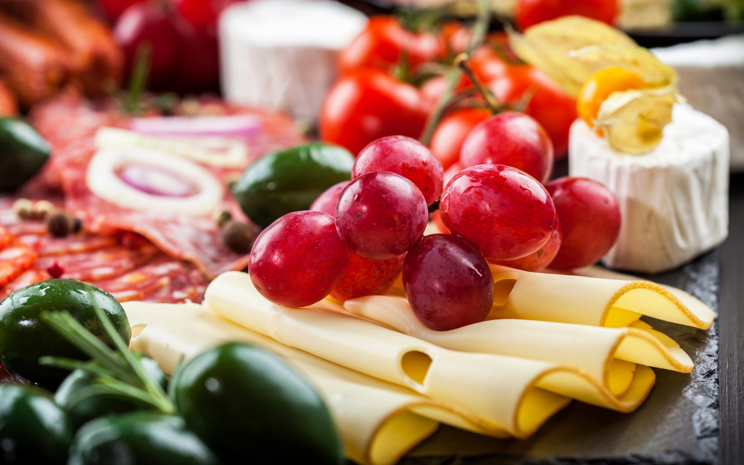 Обои виноград, сыр, овощи, колбаса, помидоры, оливки, брынза, grapes, cheese, vegetables, sausage, tomatoes, olives разрешение 2880x1920 Загрузить