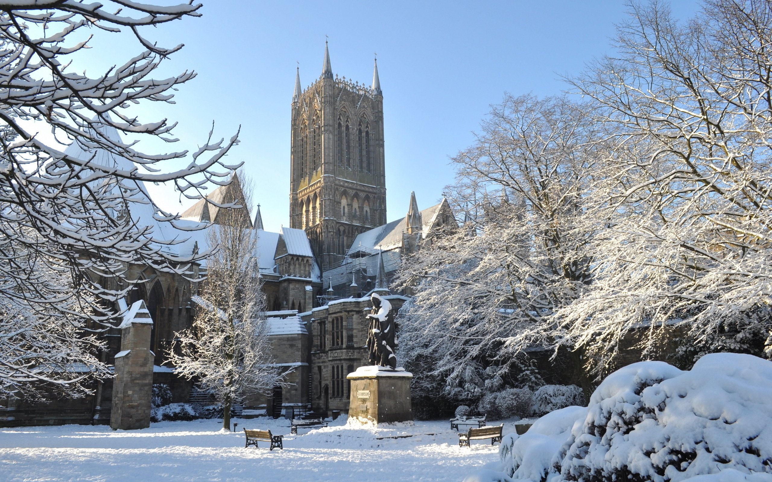 Обои снег, город, англия, архитектура, линкольне, готический собор, snow, the city, england, architecture, lincoln, the gothic cathedral разрешение 2628x1745 Загрузить