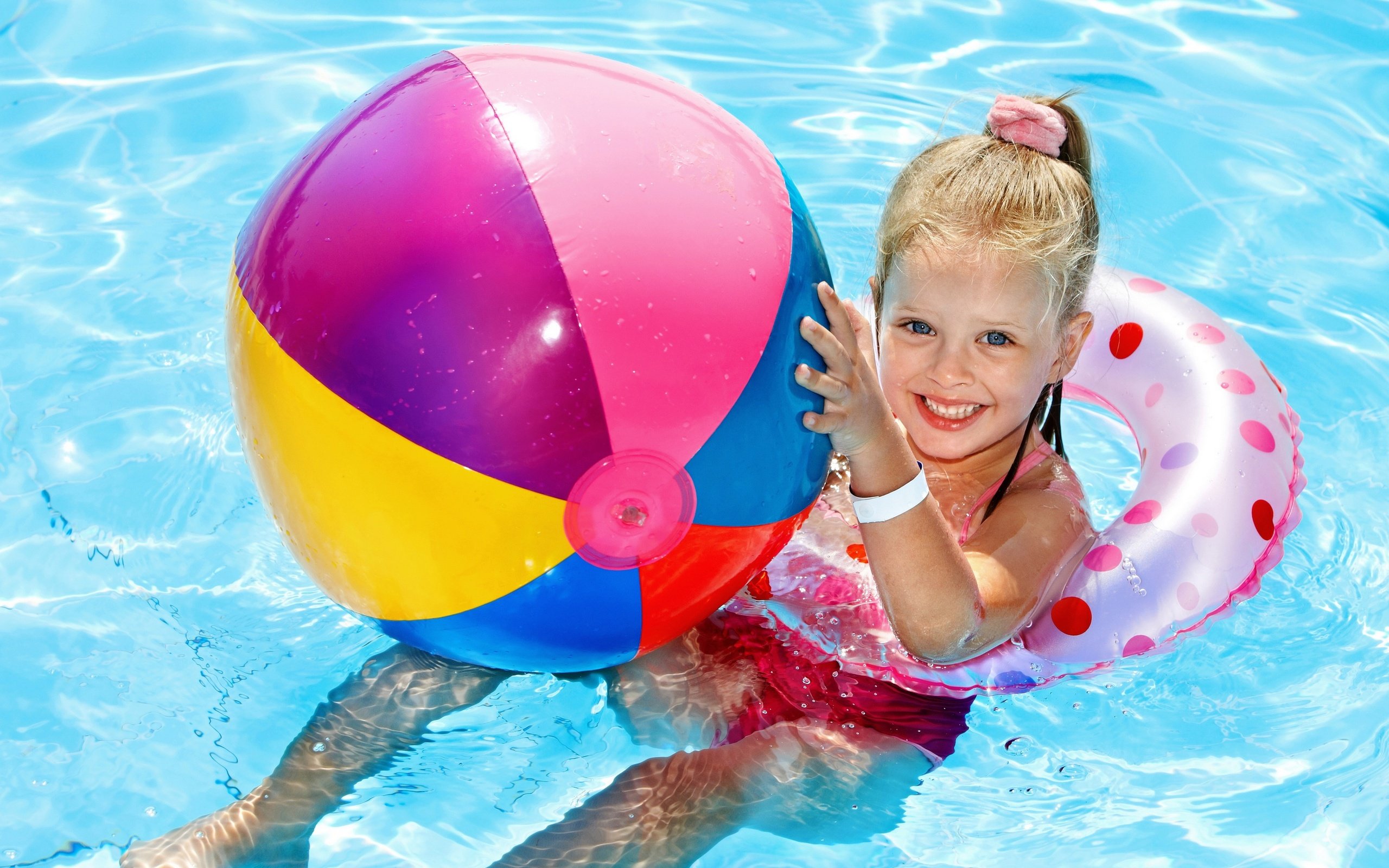 Обои улыбка, лето, девочка, бассейн, ребенок, мяч, smile, summer, girl, pool, child, the ball разрешение 2880x2102 Загрузить