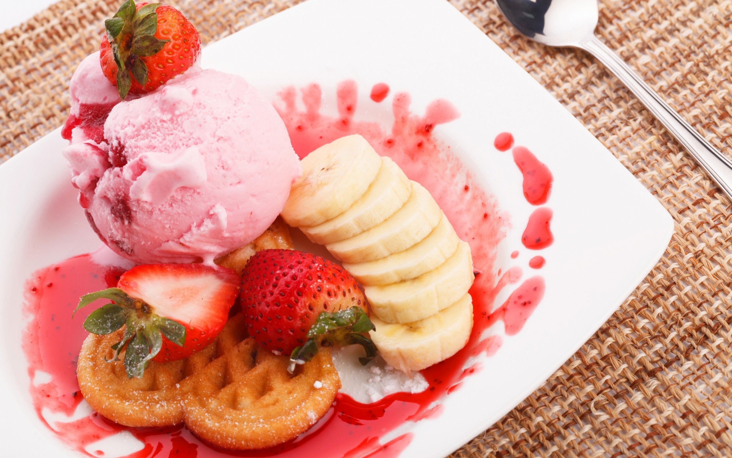 Обои мороженое, клубника, мороженное, десерт, банан, варенье, ice cream, strawberry, dessert, banana, jam разрешение 2880x1920 Загрузить