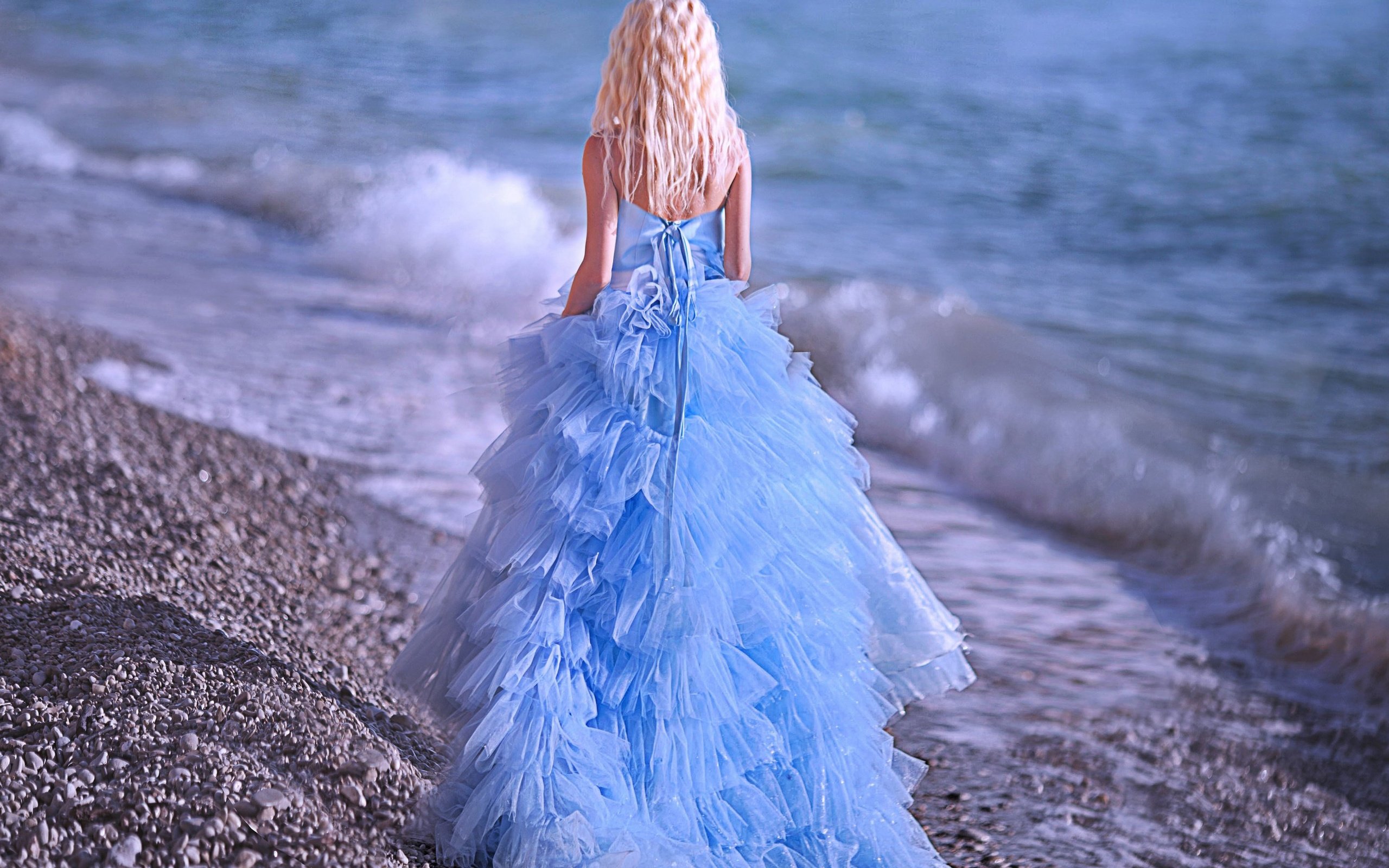 Обои девушка, море, платье, блондинка, спина, girl, sea, dress, blonde, back разрешение 2880x2229 Загрузить