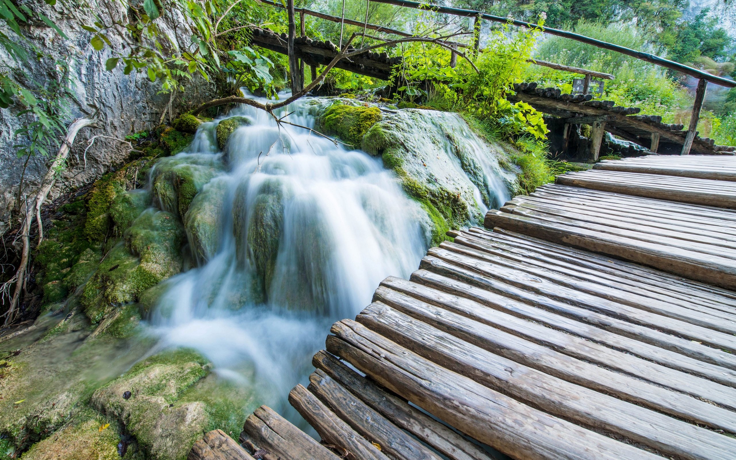 Обои скалы, камни, водопад, мох, мостки, rocks, stones, waterfall, moss, bridges разрешение 2880x1922 Загрузить