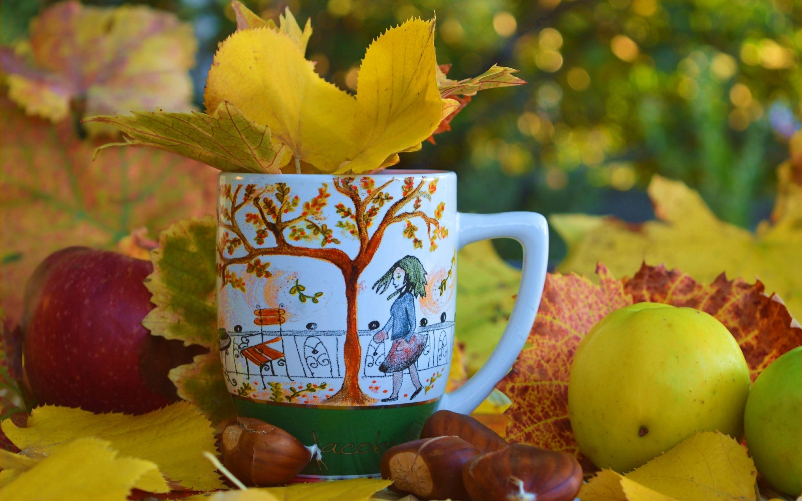 Обои листья, яблоки, осень, чашка, осен, каштаны,  листья, leaves, apples, autumn, cup, chestnuts разрешение 3002x1912 Загрузить