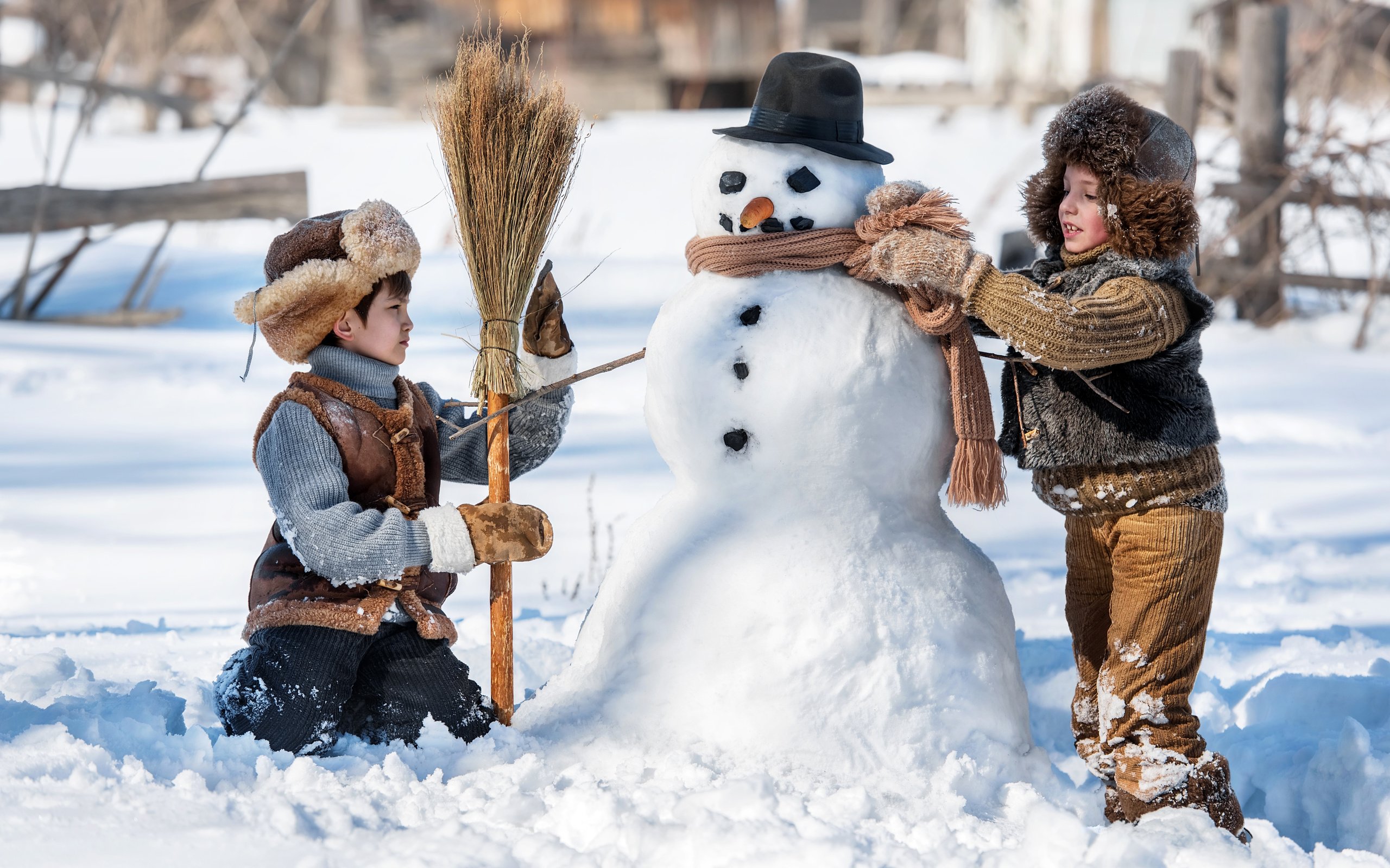 Обои снег, зима, дети, снеговик, мальчики, snow, winter, children, snowman, boys разрешение 7360x4912 Загрузить