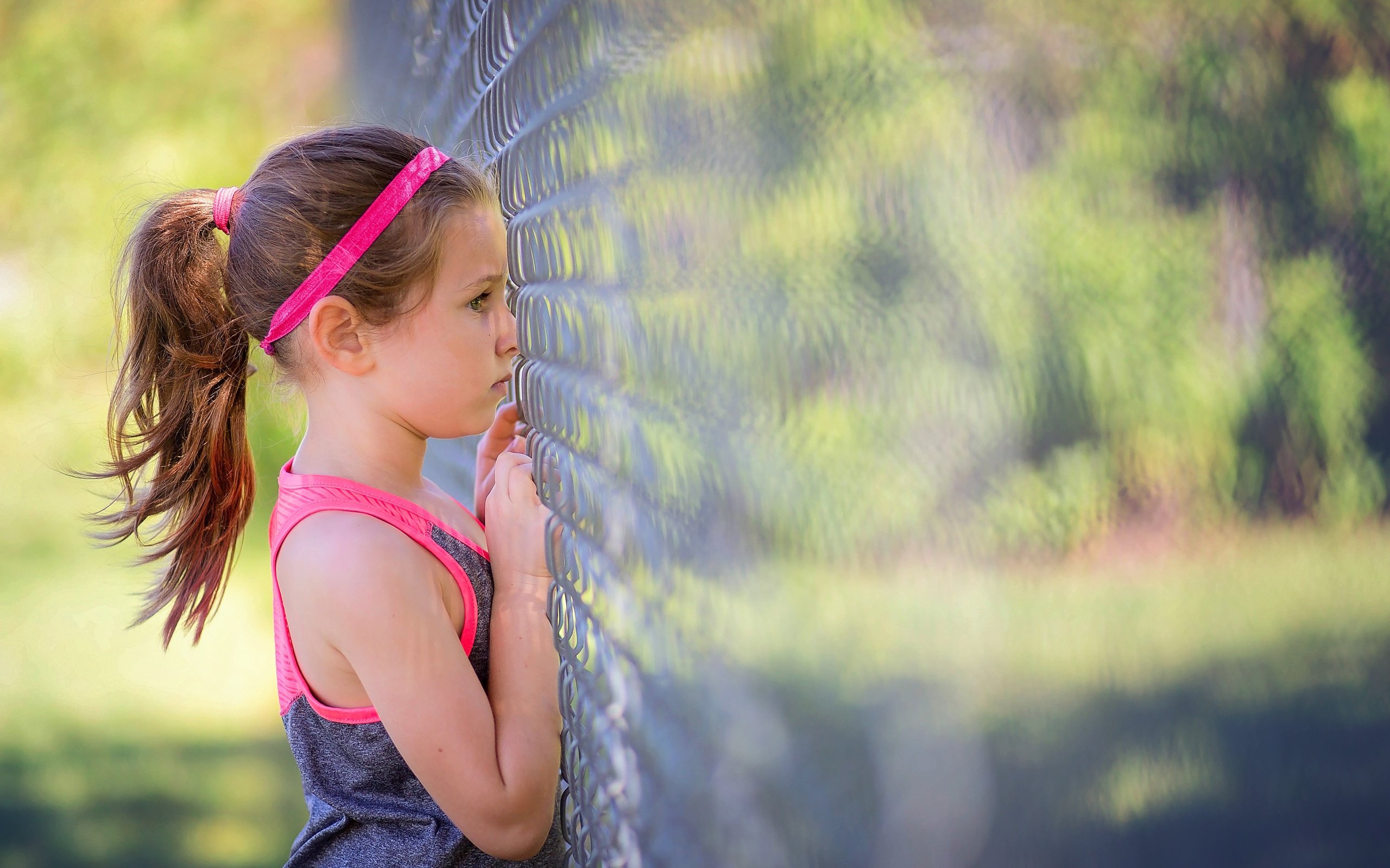 Обои забор, дети, девочка, сетка, профиль, рабица, the fence, children, girl, mesh, profile, netting разрешение 5760x3840 Загрузить