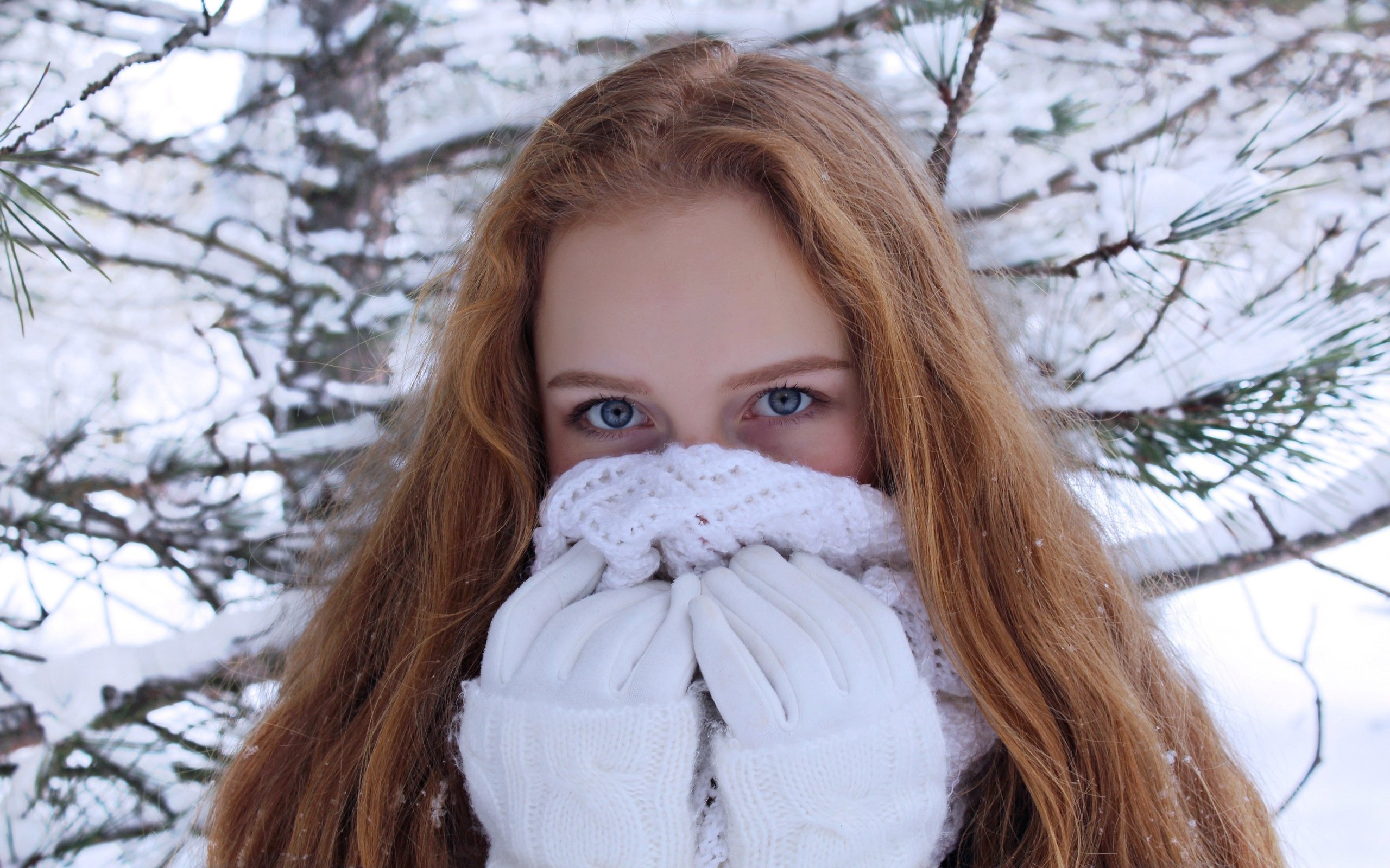Обои девушка, снежинки, взгляд, волосы, перчатки, шарф, рыжеволосая, girl, snowflakes, look, hair, gloves, scarf, redhead разрешение 2560x1668 Загрузить