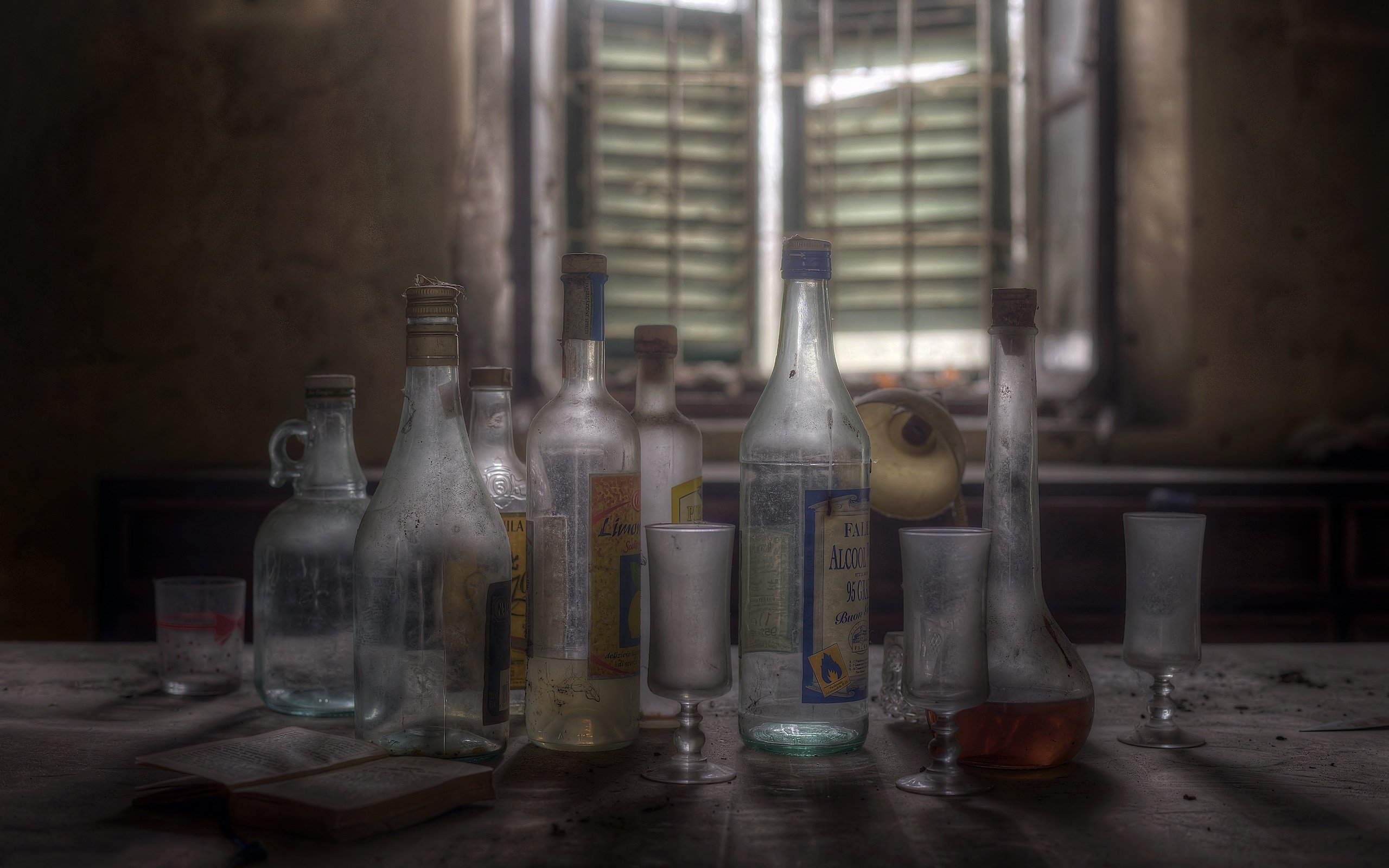 Обои фон, стол, окно, стекло, бокалы, бутылки, background, table, window, glass, glasses, bottle разрешение 2560x1711 Загрузить