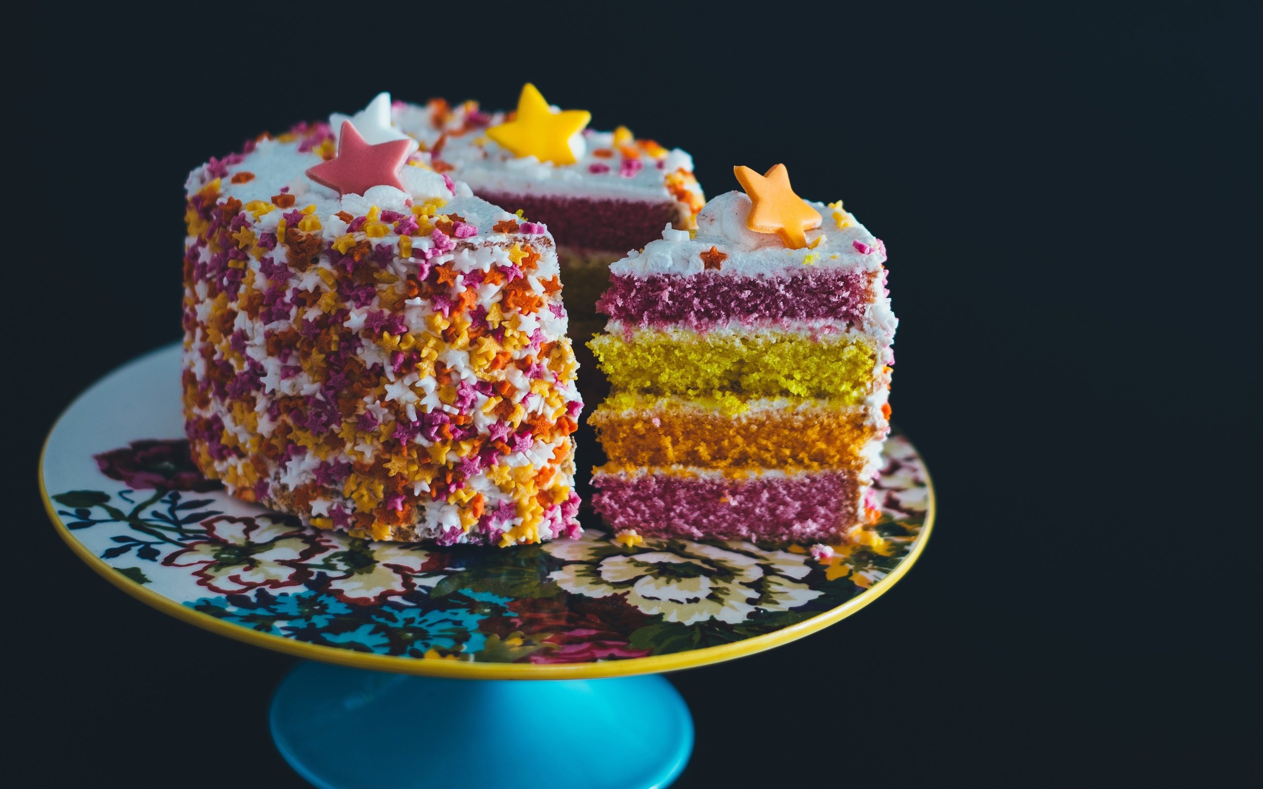 Украшение торта цветным сахаром
