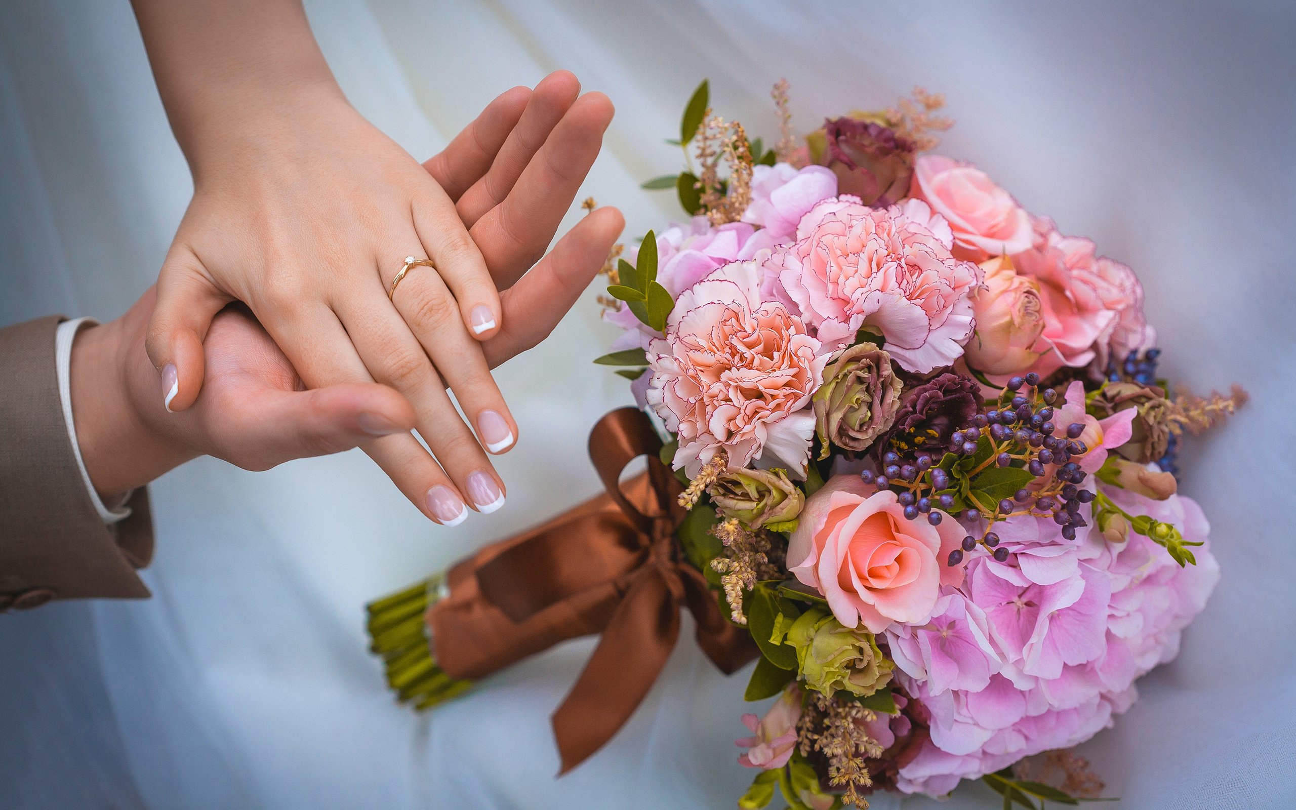 Обои кольцо, букет, руки, свадьба, украшение, маникюр, ring, bouquet, hands, wedding, decoration, manicure разрешение 5618x3746 Загрузить