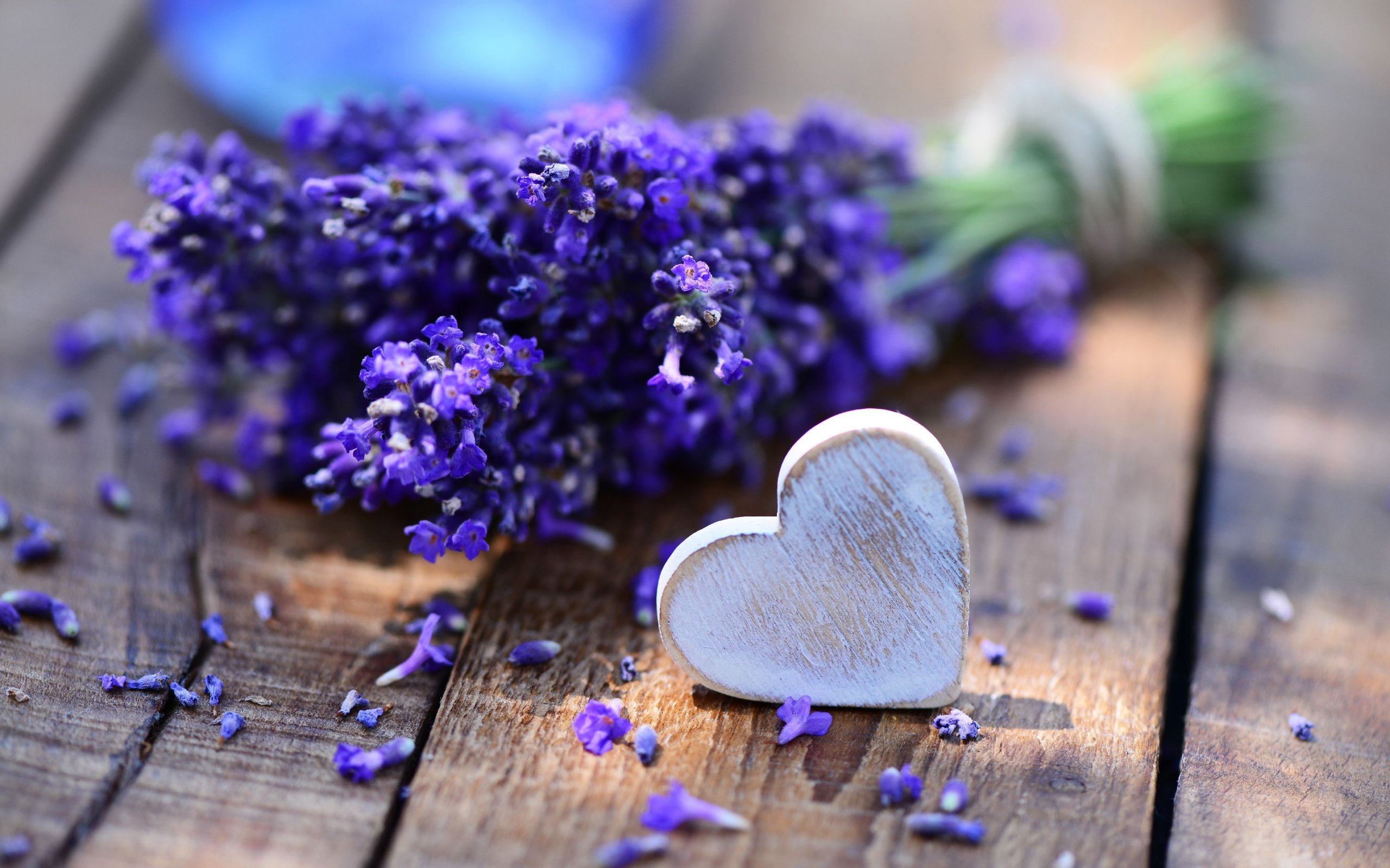 Обои цветы, лаванда, сердечко, стол, букет, сердце., flowers, lavender, heart, table, bouquet, heart. разрешение 2877x1920 Загрузить