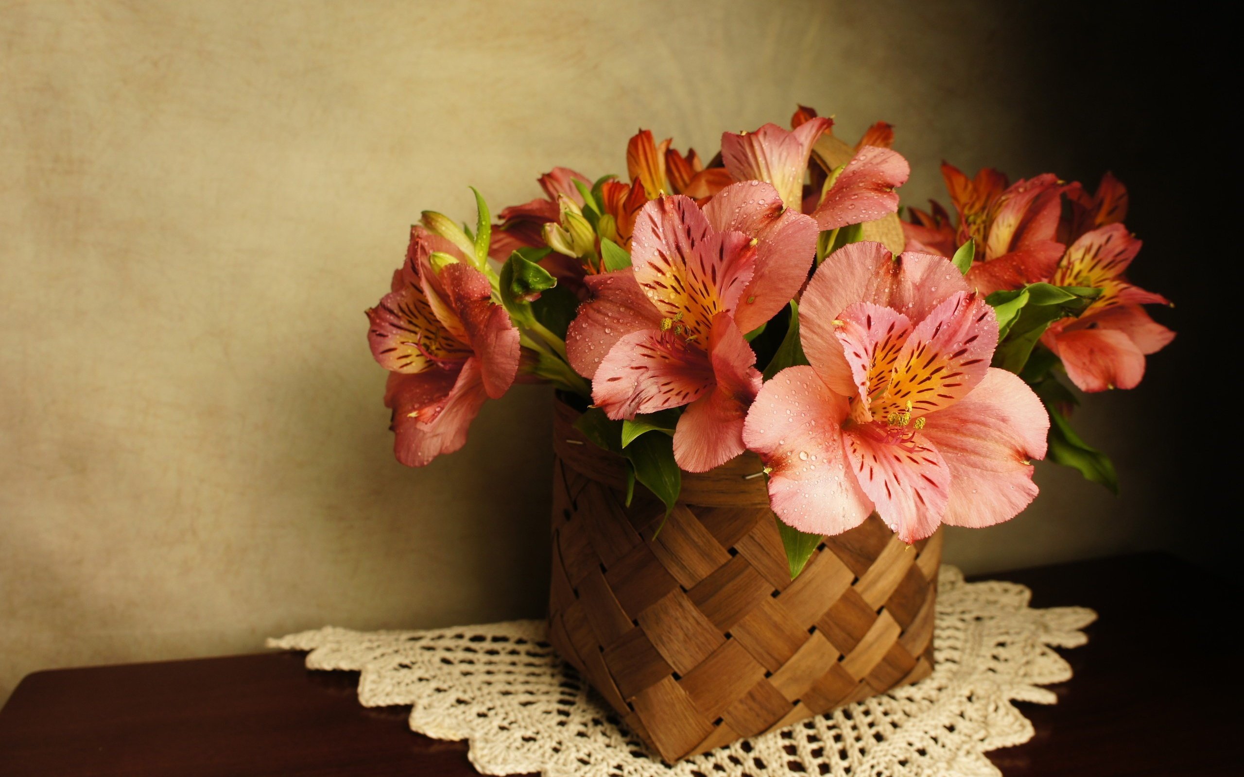 Обои цветы, букет, салфетка, корзинка, альстромерия, flowers, bouquet, napkin, basket, alstroemeria разрешение 2560x1704 Загрузить