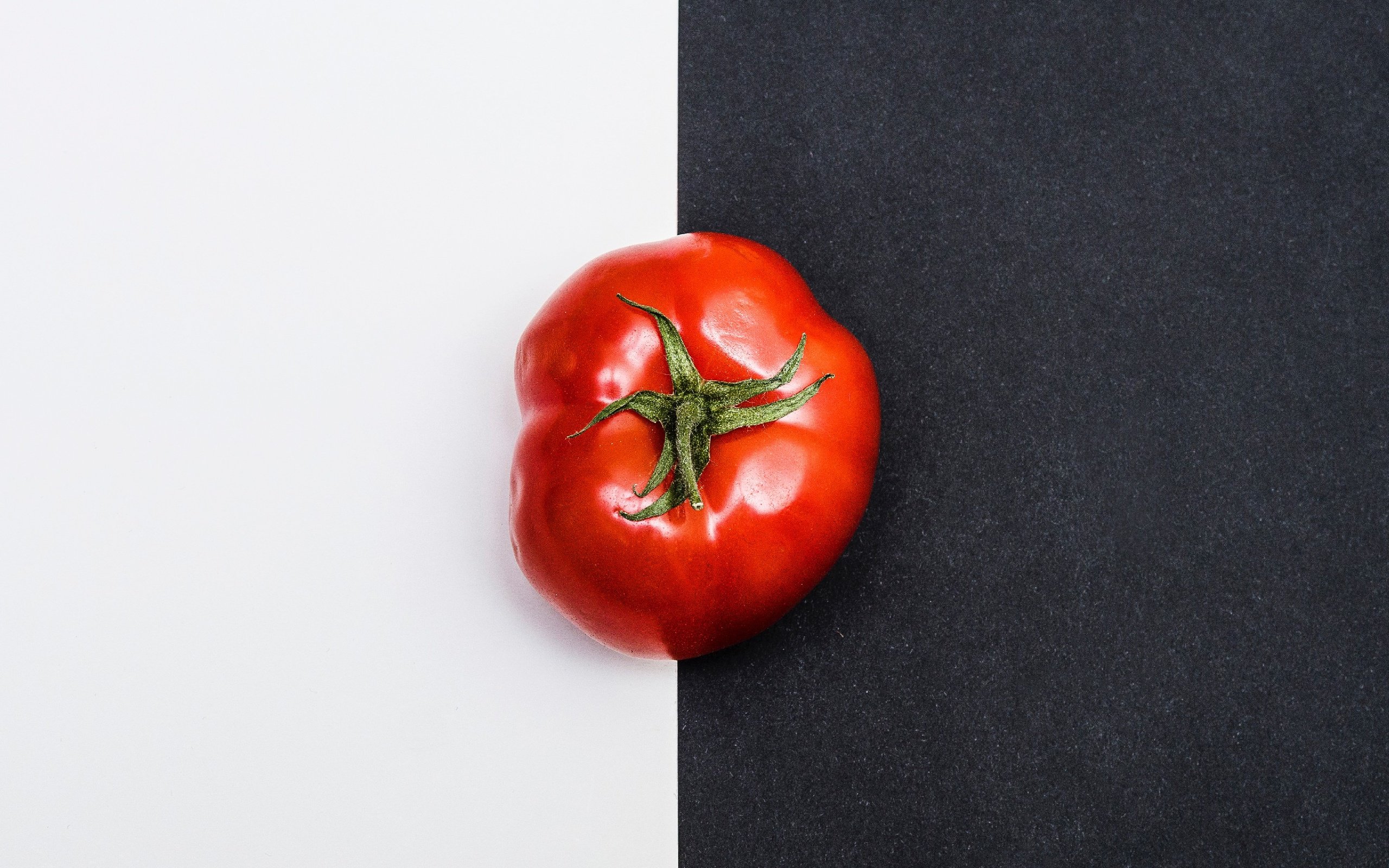 Обои фон, красный, овощи, помидор, томат, черно-белый фон, background, red, vegetables, tomato, black-and-white background разрешение 2880x1920 Загрузить