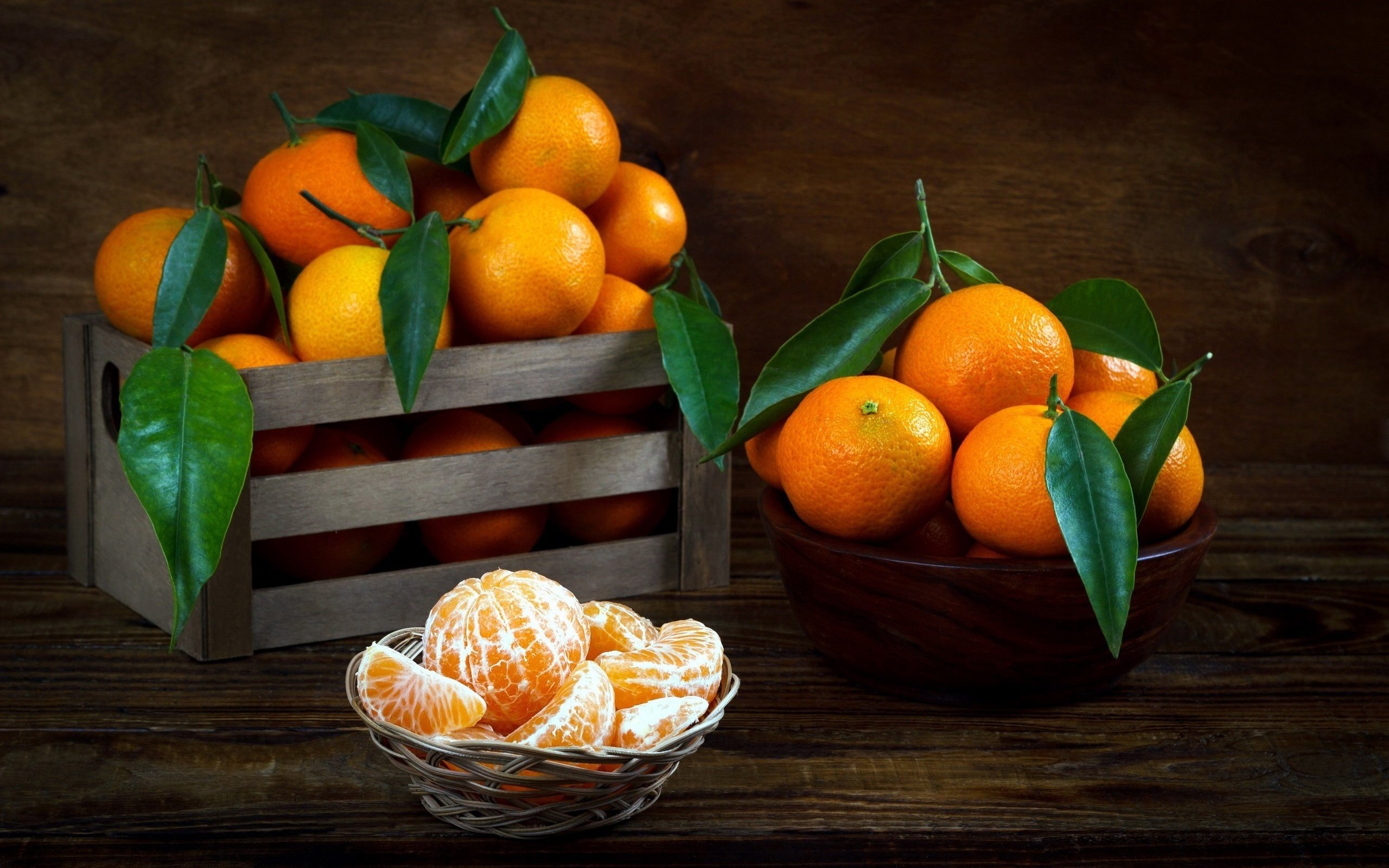 Обои листья, фрукты, мандарин, мандарины, цитрусы, ящик, leaves, fruit, mandarin, tangerines, citrus, box разрешение 2560x1686 Загрузить