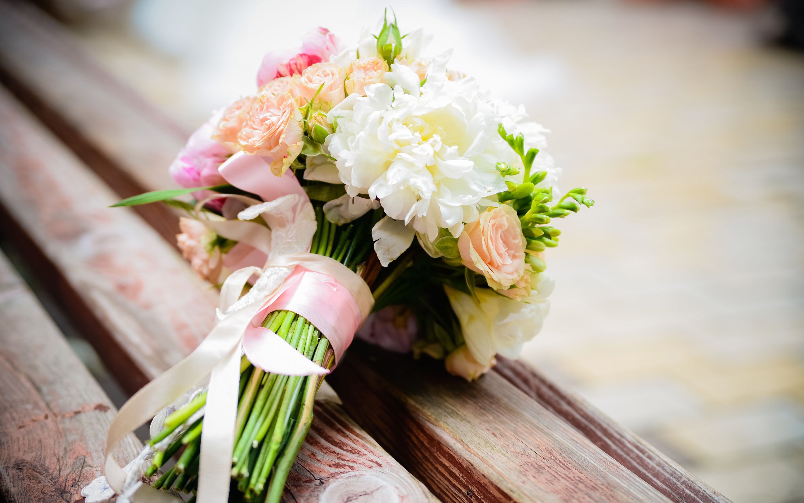 Обои цветы, скамейка, букет, ленточка, композиция, свадебный букет, flowers, bench, bouquet, ribbon, composition, wedding bouquet разрешение 3840x2400 Загрузить