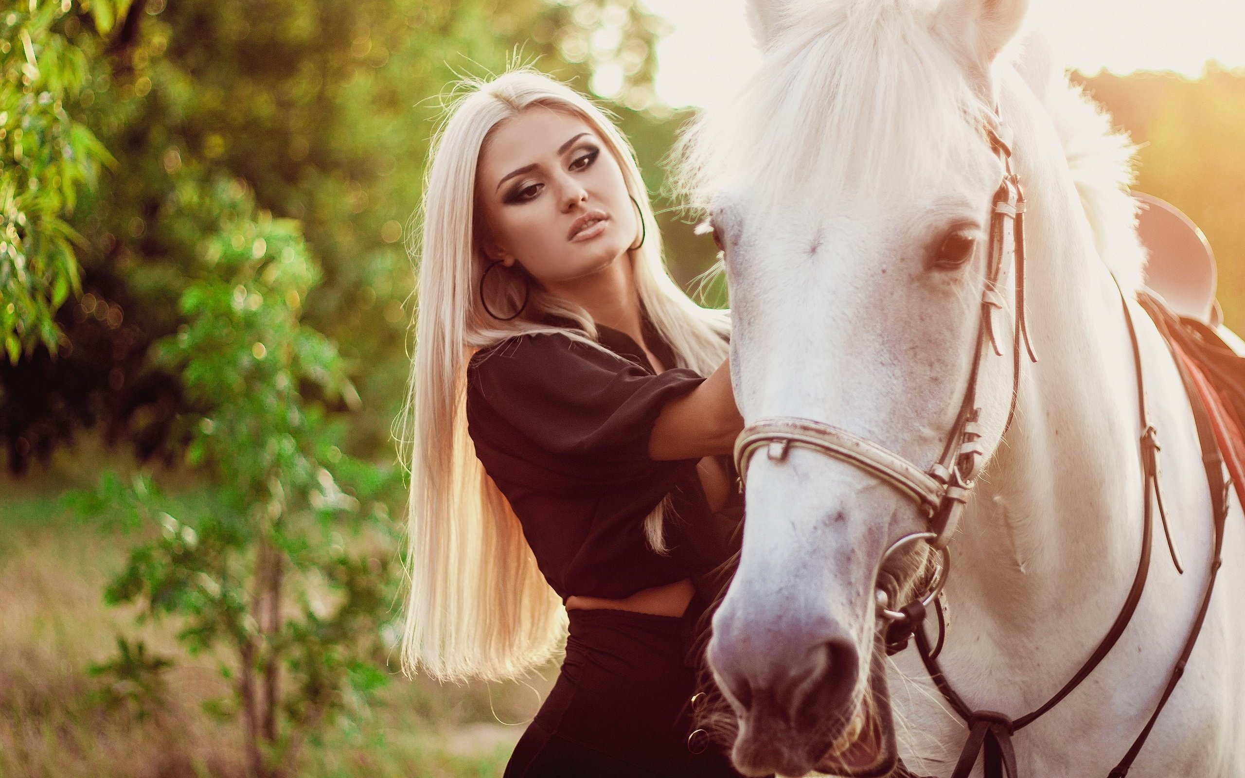 Скачать обои лошадь, девушка, блондинка, портрет, взгляд разрешение  2560x1600 #152954