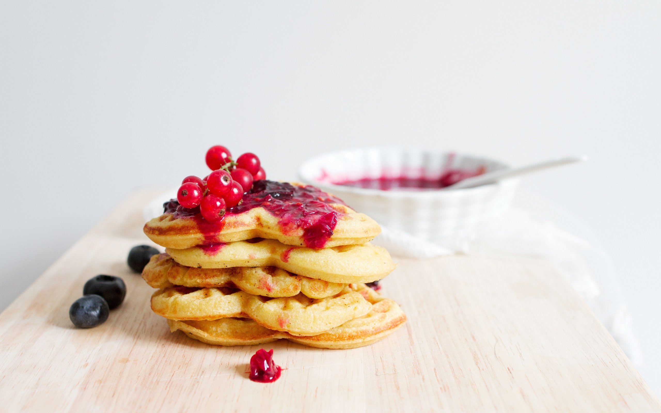 Обои ягоды, черника, завтрак, смородина, варенье, вафли, berries, blueberries, breakfast, currants, jam, waffles разрешение 4500x3000 Загрузить