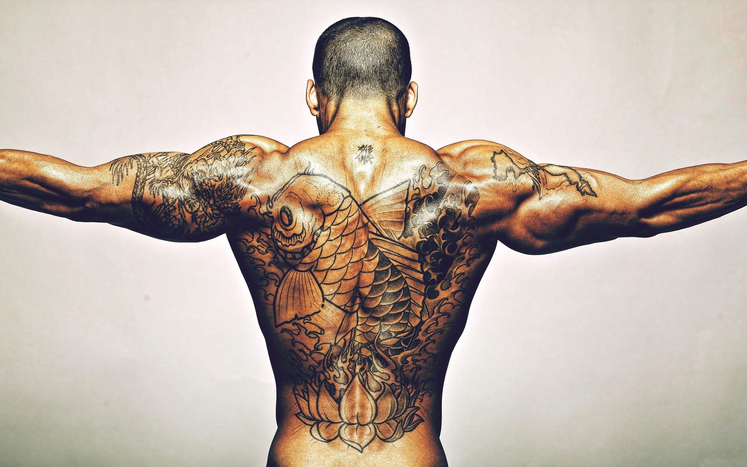Обои парень, спина, руки, мужчина, татуировка, мышцы, guy, back, hands, male, tattoo, muscle разрешение 3840x2160 Загрузить