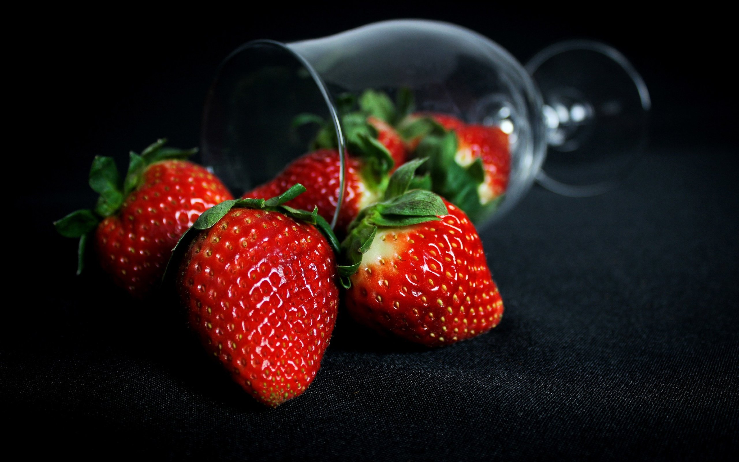 Обои клубника, бокал, черный фон, ягоды, strawberry, glass, black background, berries разрешение 2880x1920 Загрузить