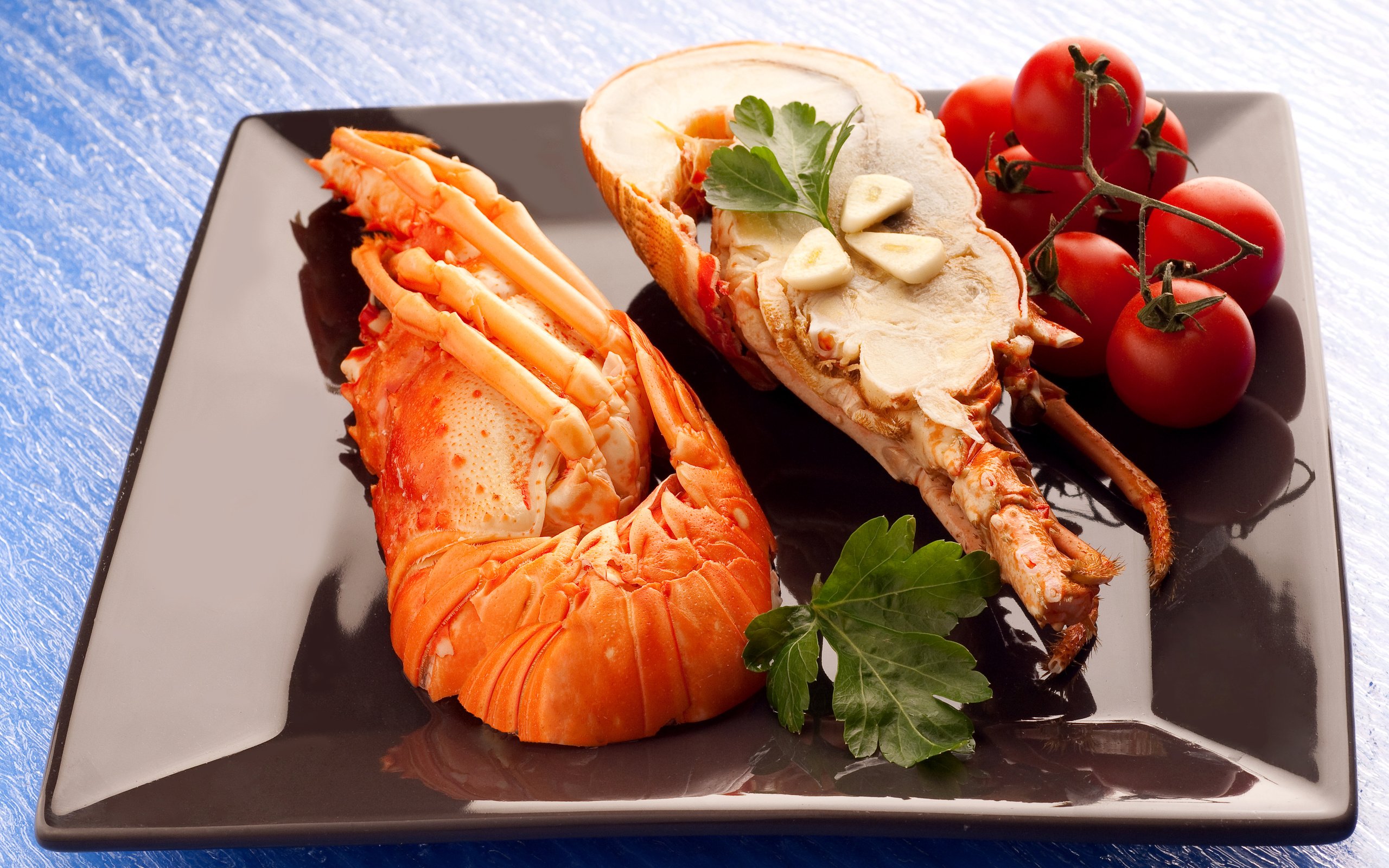 Обои листья, тарелка, помидоры, чеснок, морепродукты, омар, лобстер, leaves, plate, tomatoes, garlic, seafood, omar, lobster разрешение 4288x2848 Загрузить