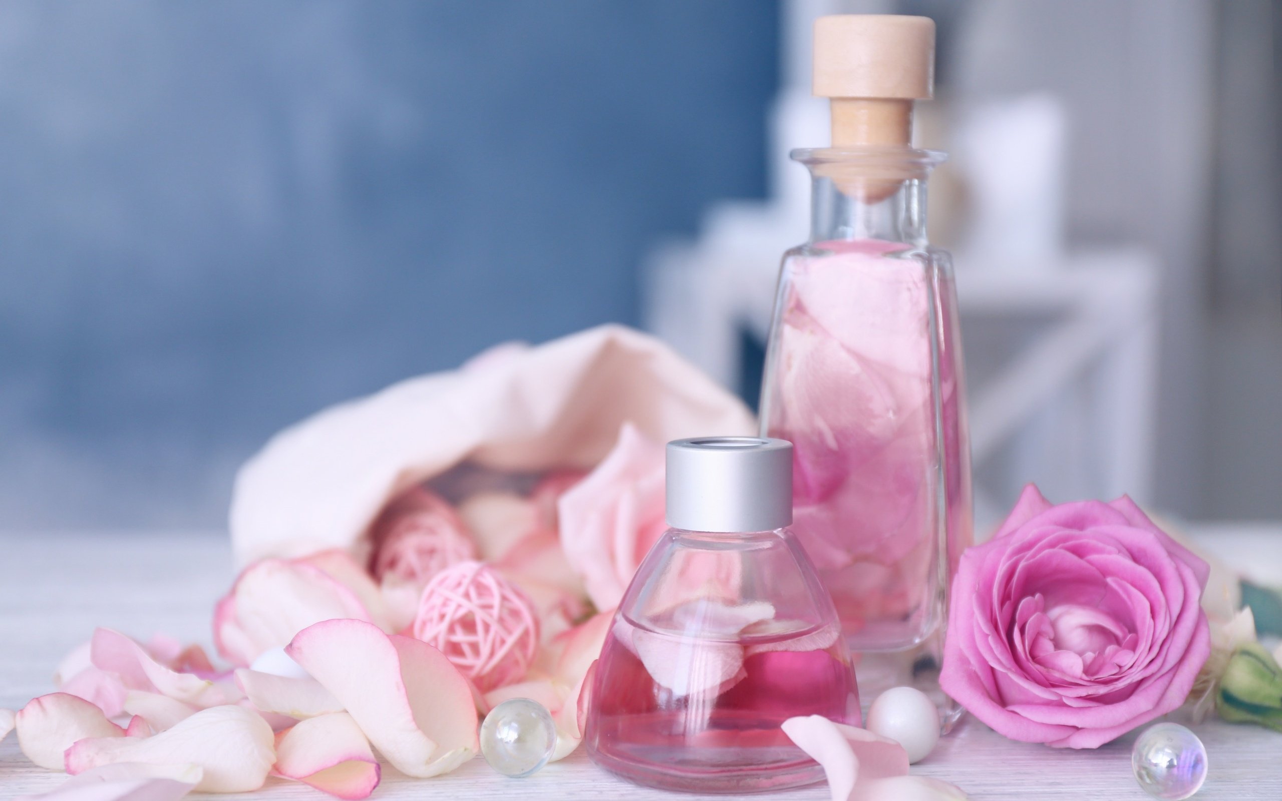 Обои розы, лепестки, масло, аромат, духи, бутылочка, флакон, roses, petals, oil, aroma, perfume, bottle разрешение 2880x1800 Загрузить