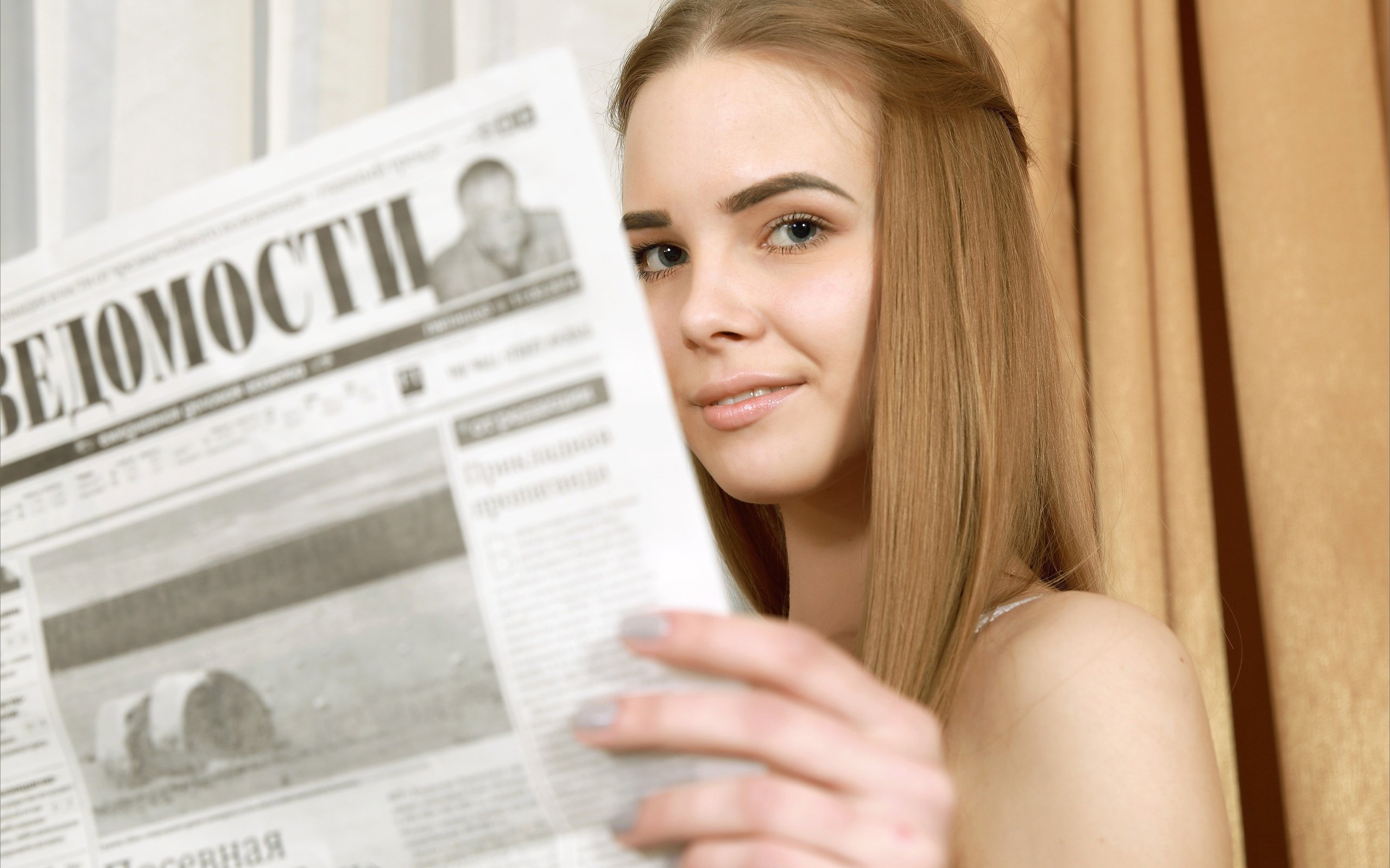 Обои девушка, взгляд, модель, волосы, лицо, газета, читает, girl, look, model, hair, face, newspaper, reads разрешение 4000x2668 Загрузить