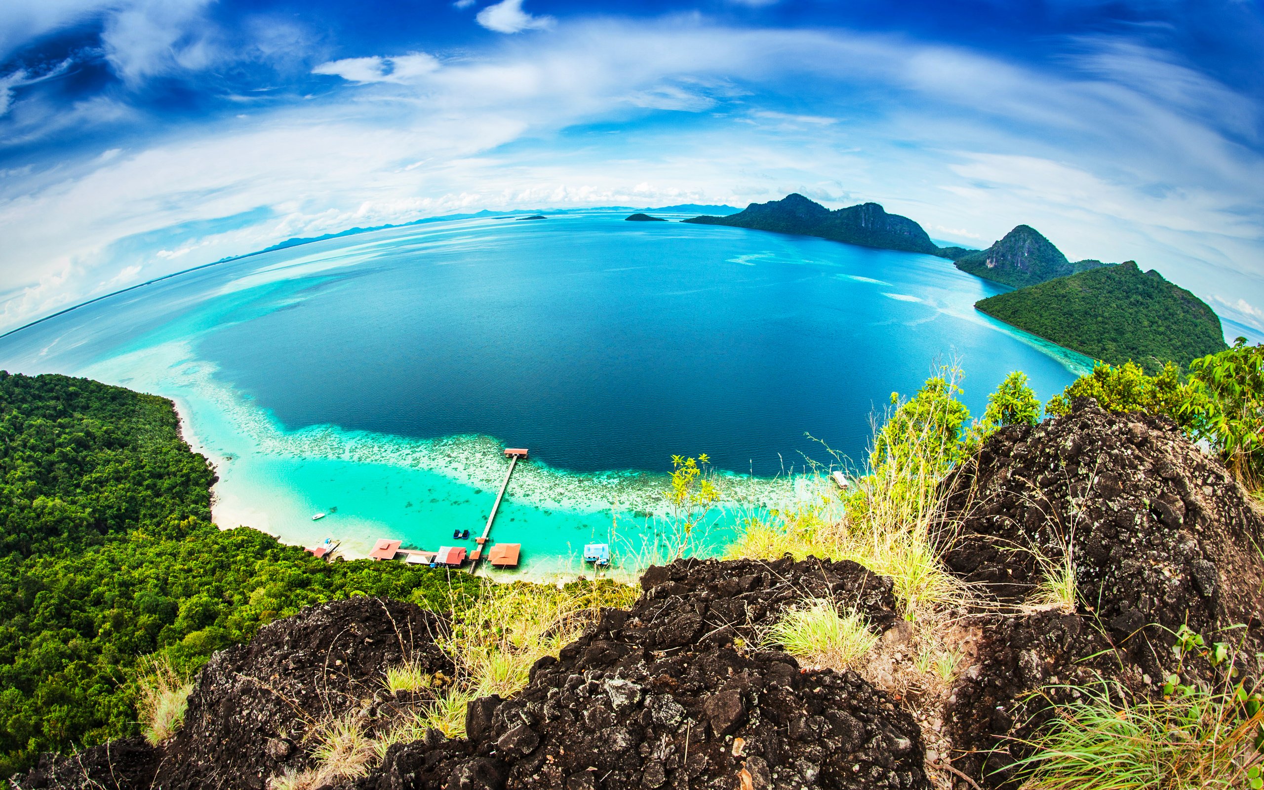 Обои небо, бунгало, скалы, тропики, море, малайзия, пляж, bohey dulang island, горизонт, панорама, вид сверху, побережье, the sky, bungalow, rocks, tropics, sea, malaysia, beach, horizon, panorama, the view from the top, coast разрешение 3678x2452 Загрузить