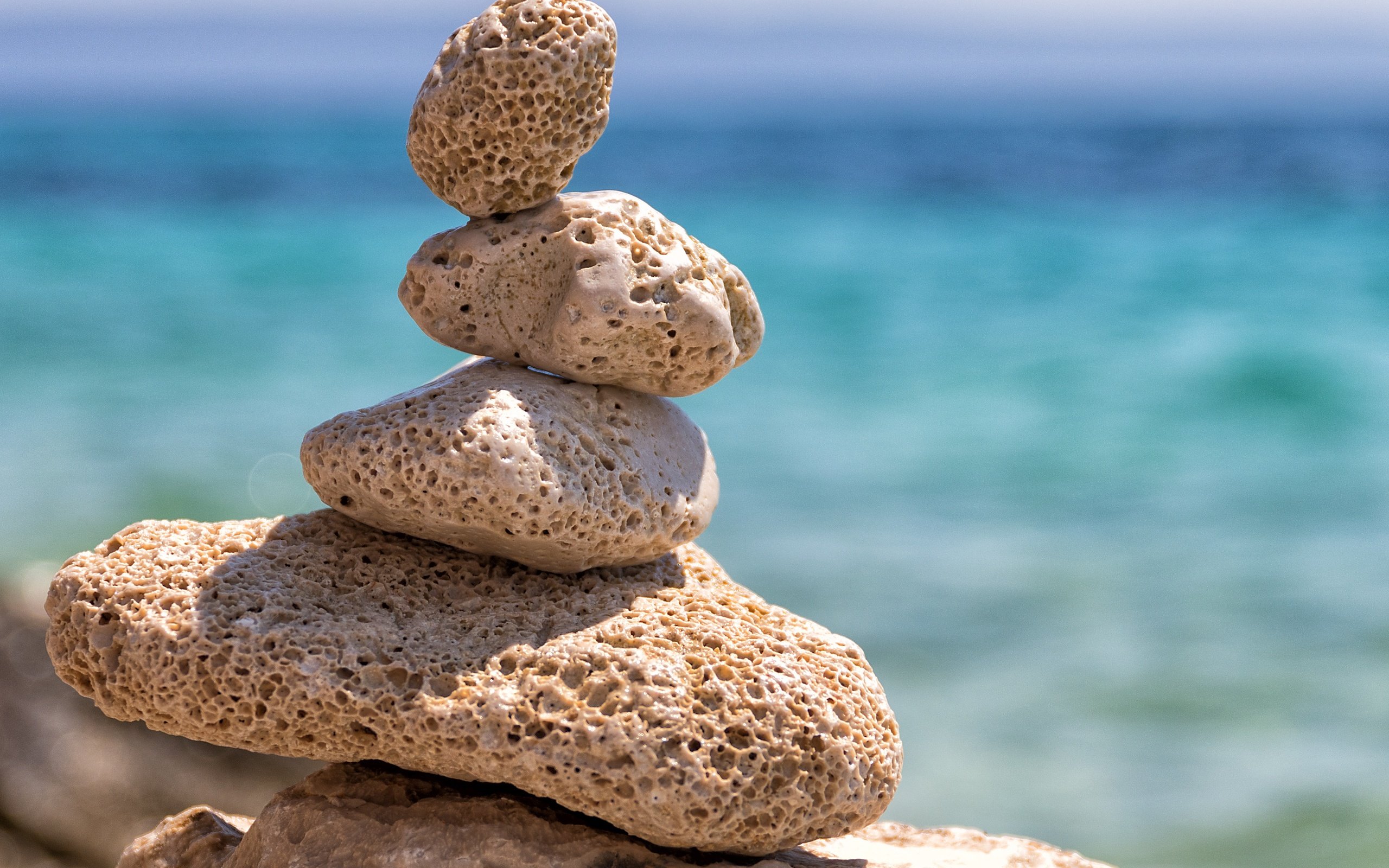 Обои камни, море, размытость, камешки, баланс, stones, sea, blur, pebbles, balance разрешение 4199x2836 Загрузить