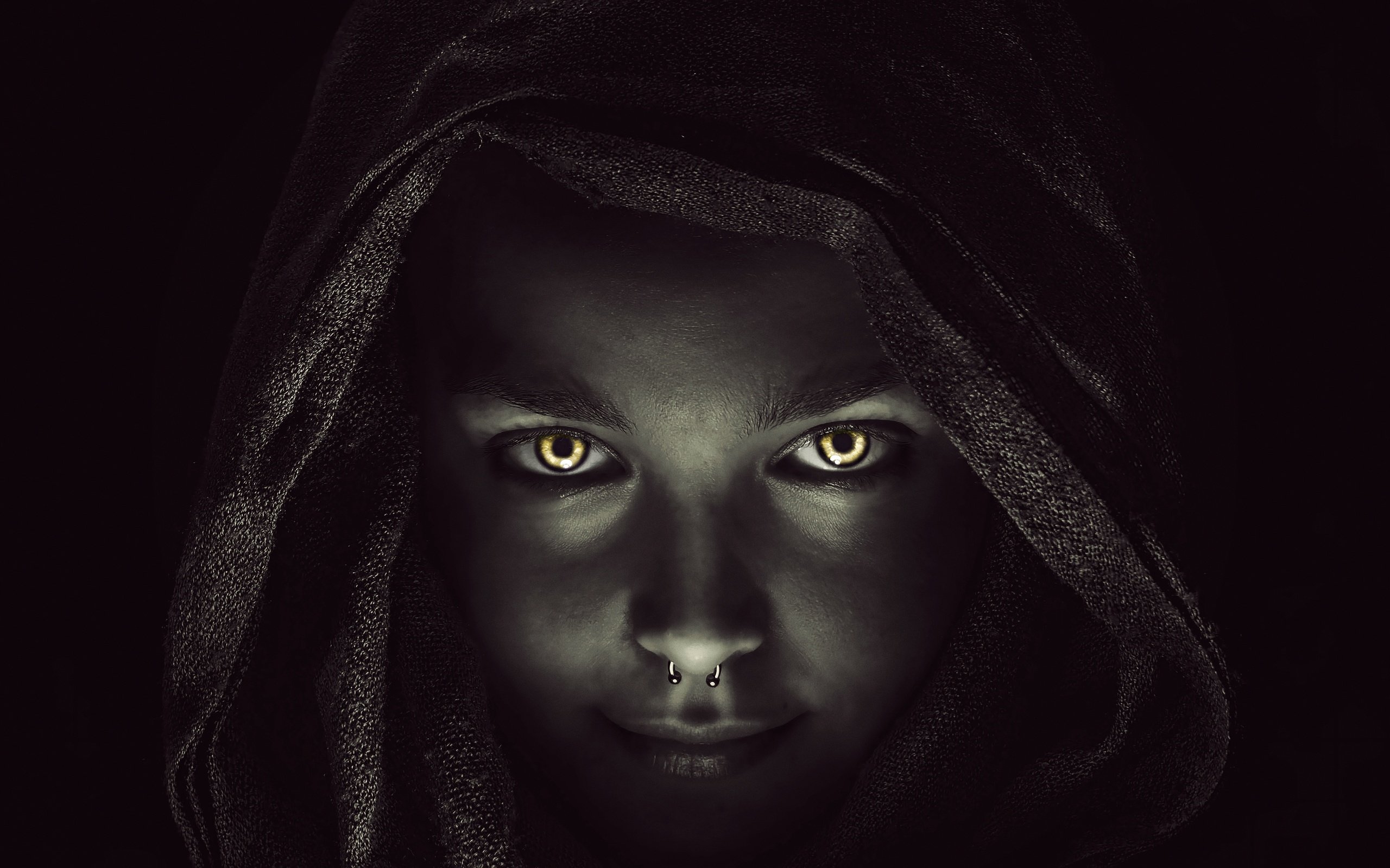 Обои девушка, портрет, модель, лицо, темнота, пирсинг, капюшон, girl, portrait, model, face, darkness, piercing, hood разрешение 3840x2160 Загрузить