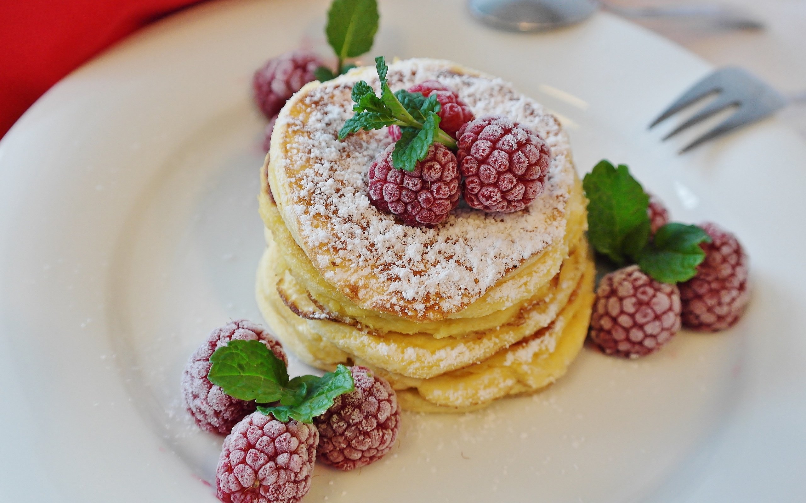 Обои малина, завтрак, сахарная пудра, оладьи, raspberry, breakfast, powdered sugar, pancakes разрешение 5472x3080 Загрузить