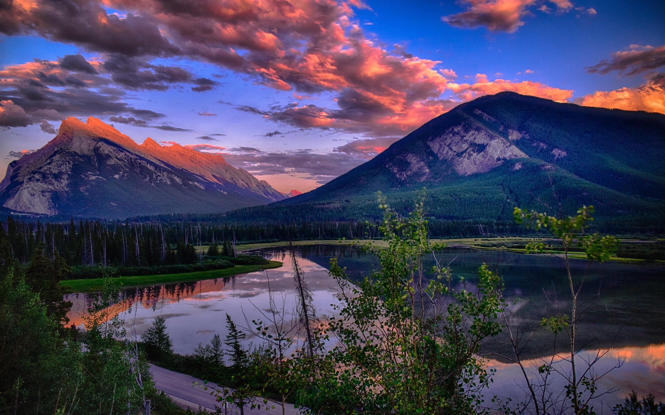 Обои небо, облака, озеро, горы, закат, канада, the sky, clouds, lake, mountains, sunset, canada разрешение 2700x1800 Загрузить