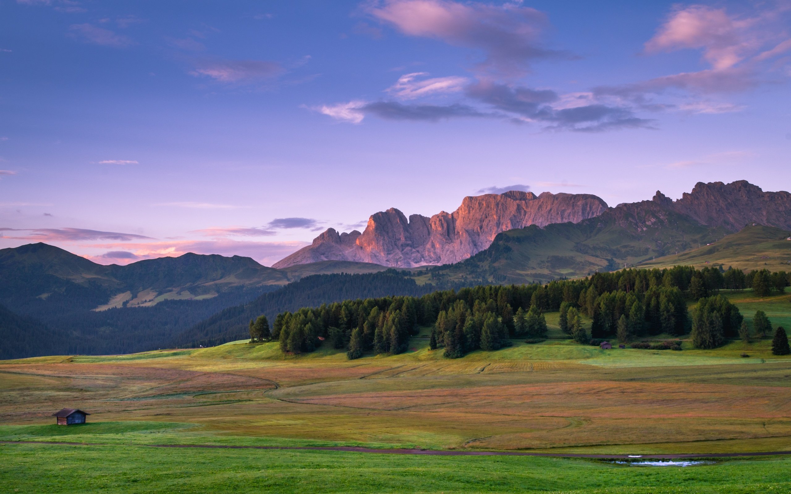 Обои небо, трава, облака, деревья, горы, лес, домик, хижина, the sky, grass, clouds, trees, mountains, forest, house, hut разрешение 5472x3648 Загрузить